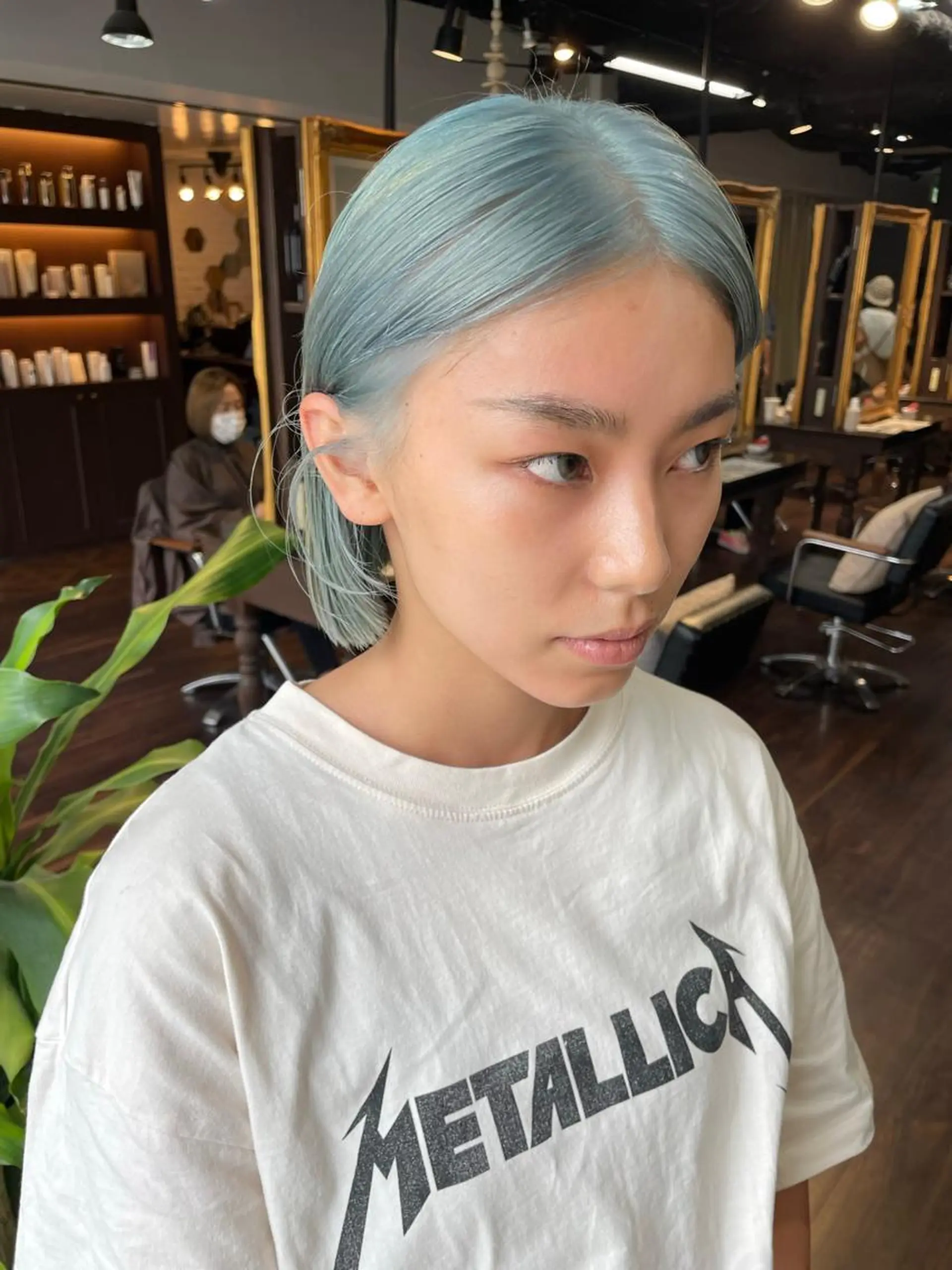 ショート カラー ブリーチ オカモト ミユウのヘアスタイル