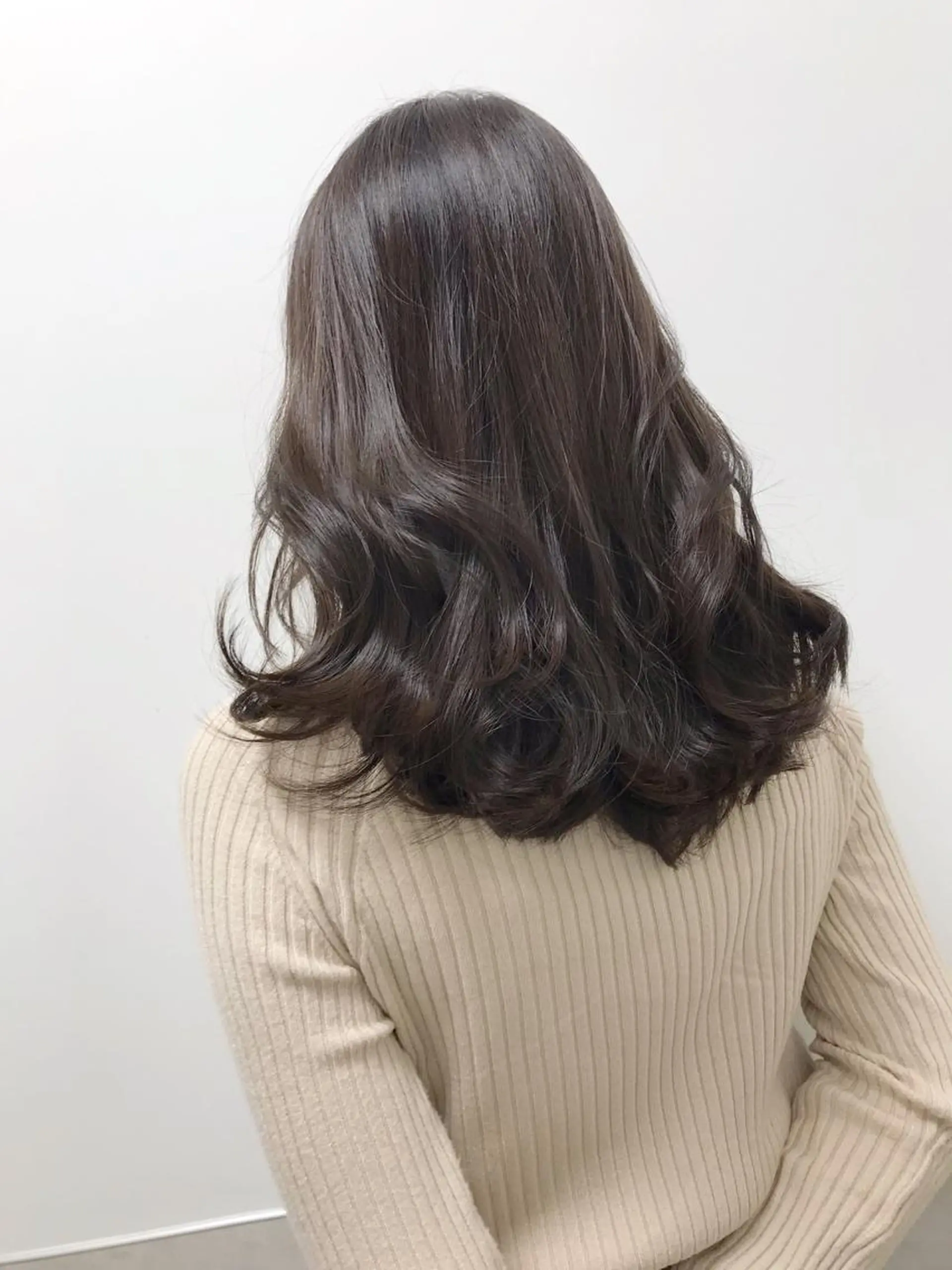 セミロング カラー アッシュ ベージュカラー HARUNA🤍 大人ショートヘアのヘアスタイル