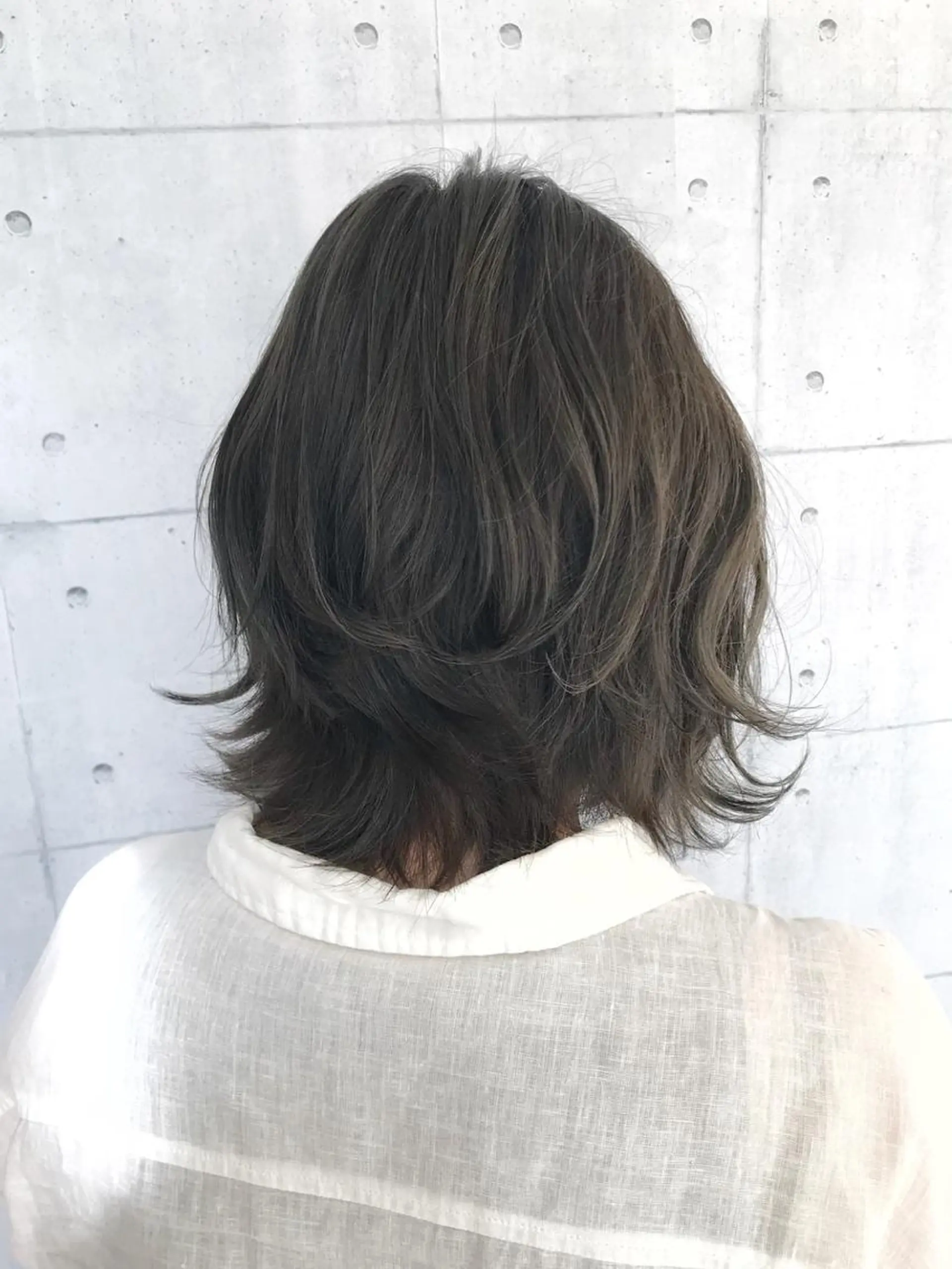 ミディアム カラー アッシュ アッシュグレー ダークアッシュ イルミナカラー ヘアカラー トリートメント 高木 麻知子のヘアスタイル