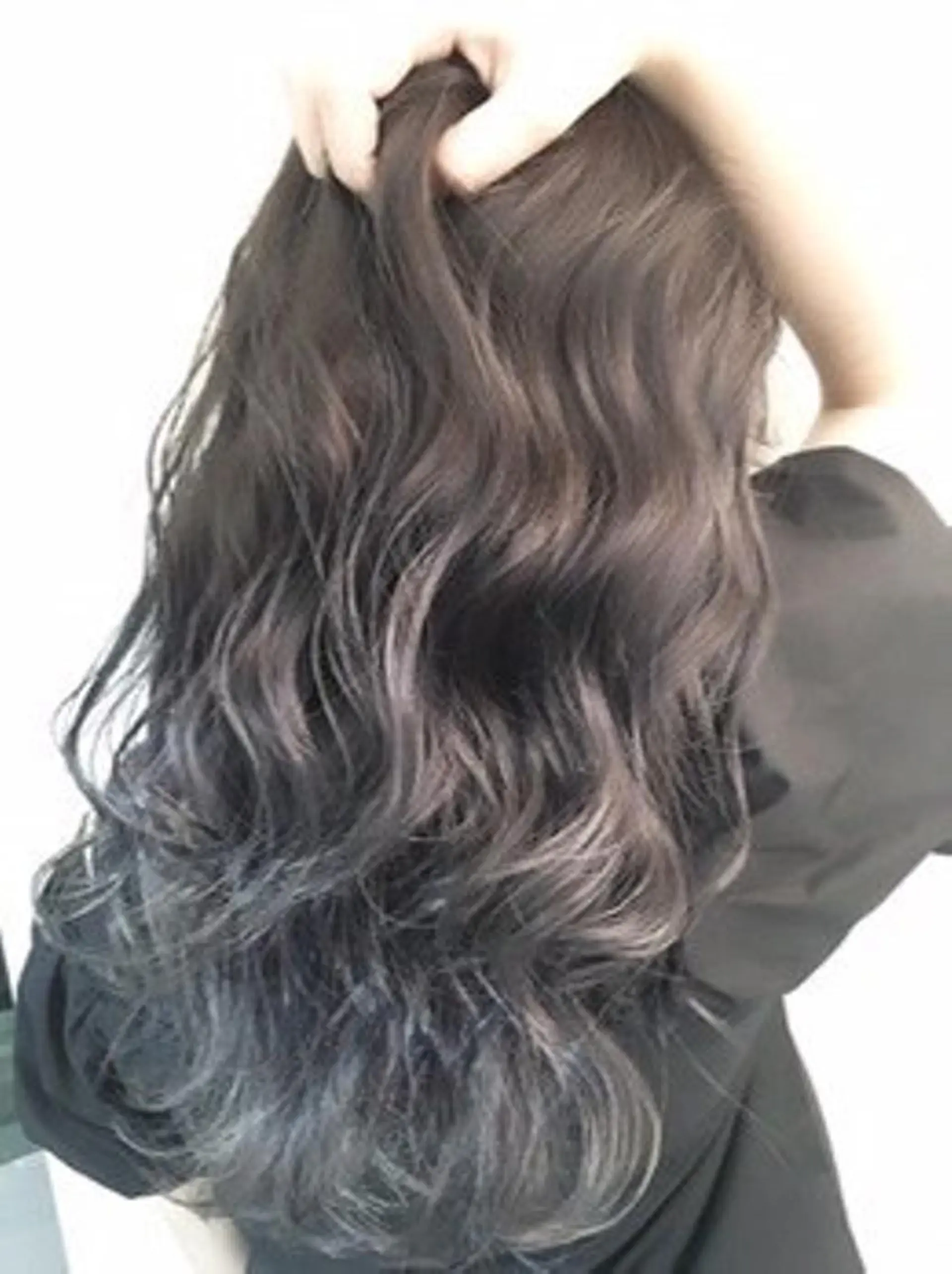 ロング カラー アッシュ ブリーチ ブルーカラー ブルーアッシュ グラデーションカラー LOST CITY 横浜所属・🪐脱白髪染め 🪐松尾菜々美のヘアスタイル