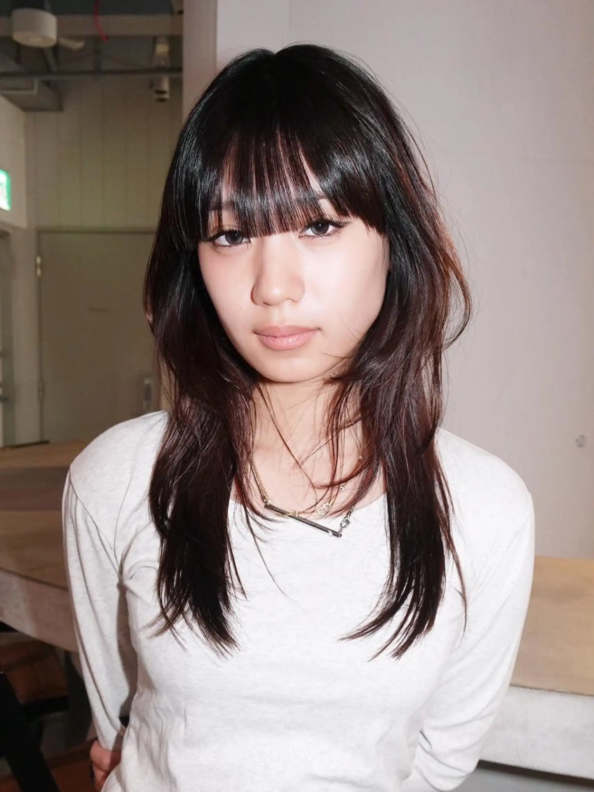 カラー セミロング 顔まわりレイヤー 顔周りカット レイヤーカット おくれ毛 ウルフカット カット ヘアカラー トリートメント ITby ALBUM 北千住店のヘアスタイル