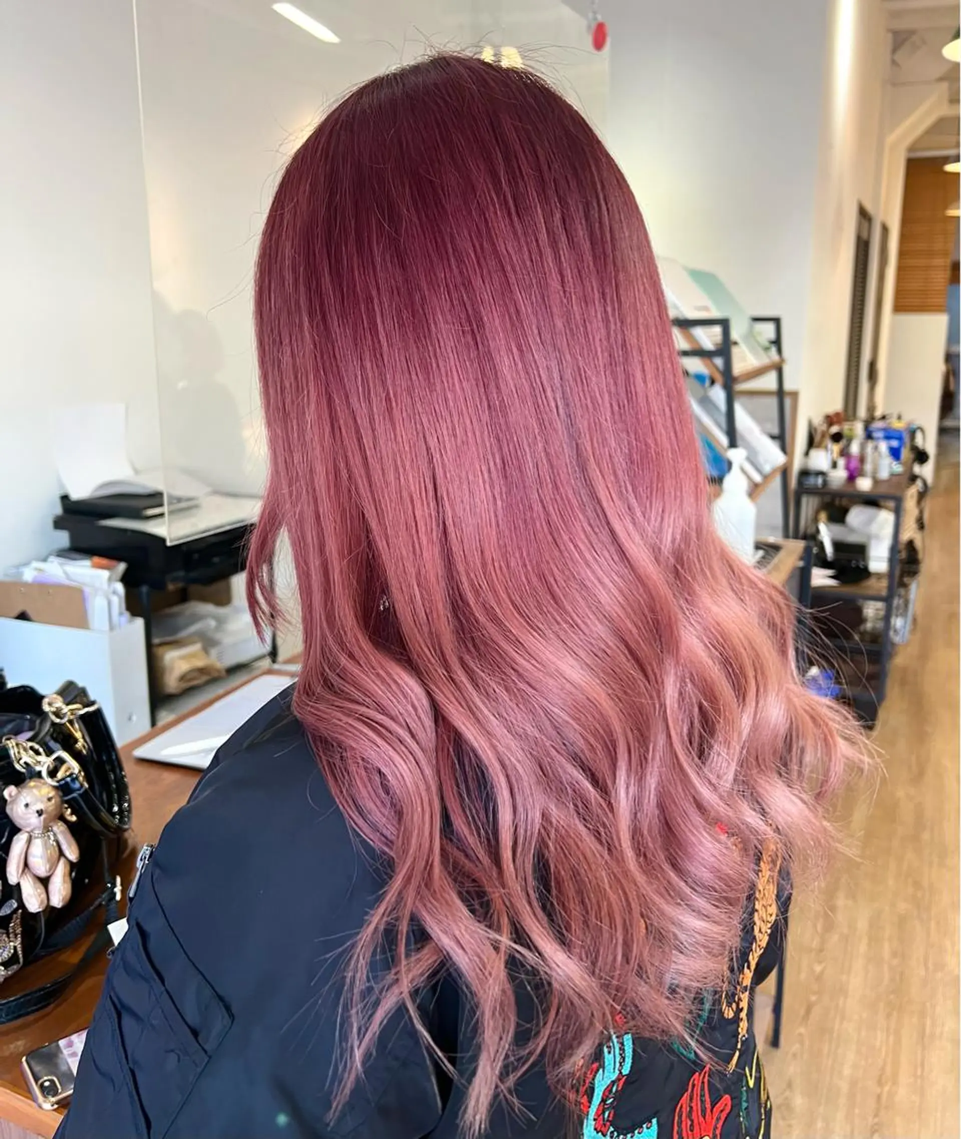 カラー ブリーチ グラデーションカラー ピンクカラー イシイ ハルナ 🤍のヘアスタイル