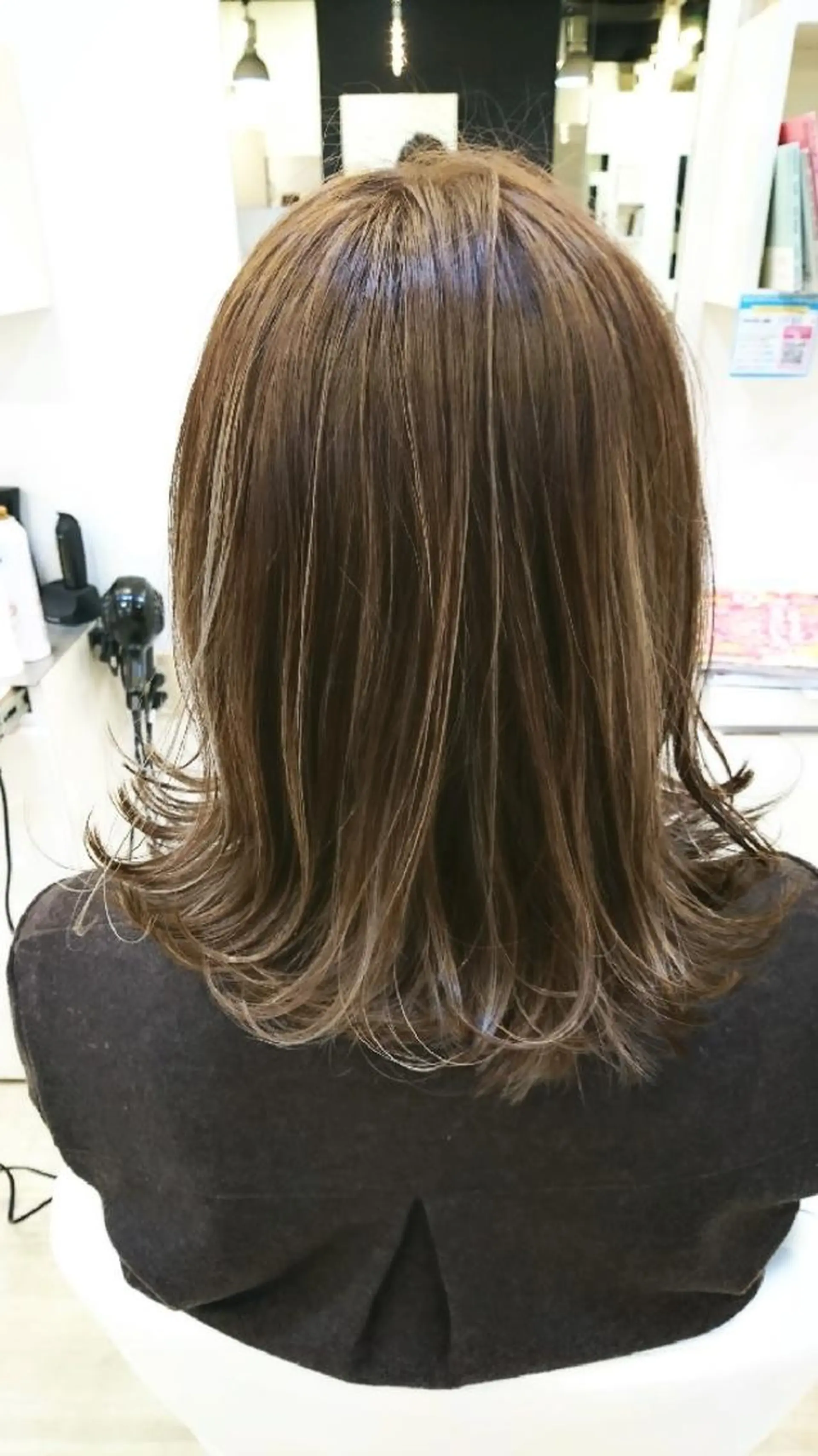 ミディアム カラー 透明感カラー ハイライトカラー ハイライト 外ハネヘア 池田 恵久美のヘアスタイル