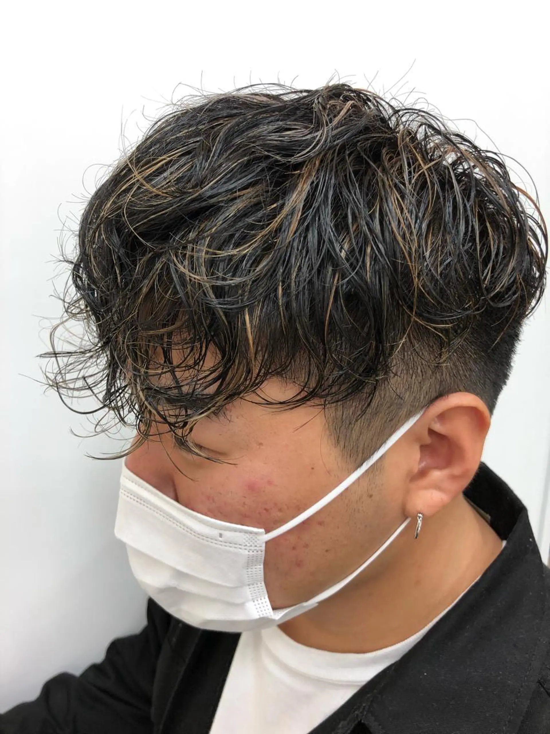 カラー パーマ メンズ メンズハイライト メンズパーマ ハイライトカラー 渕向 克海のヘアスタイル