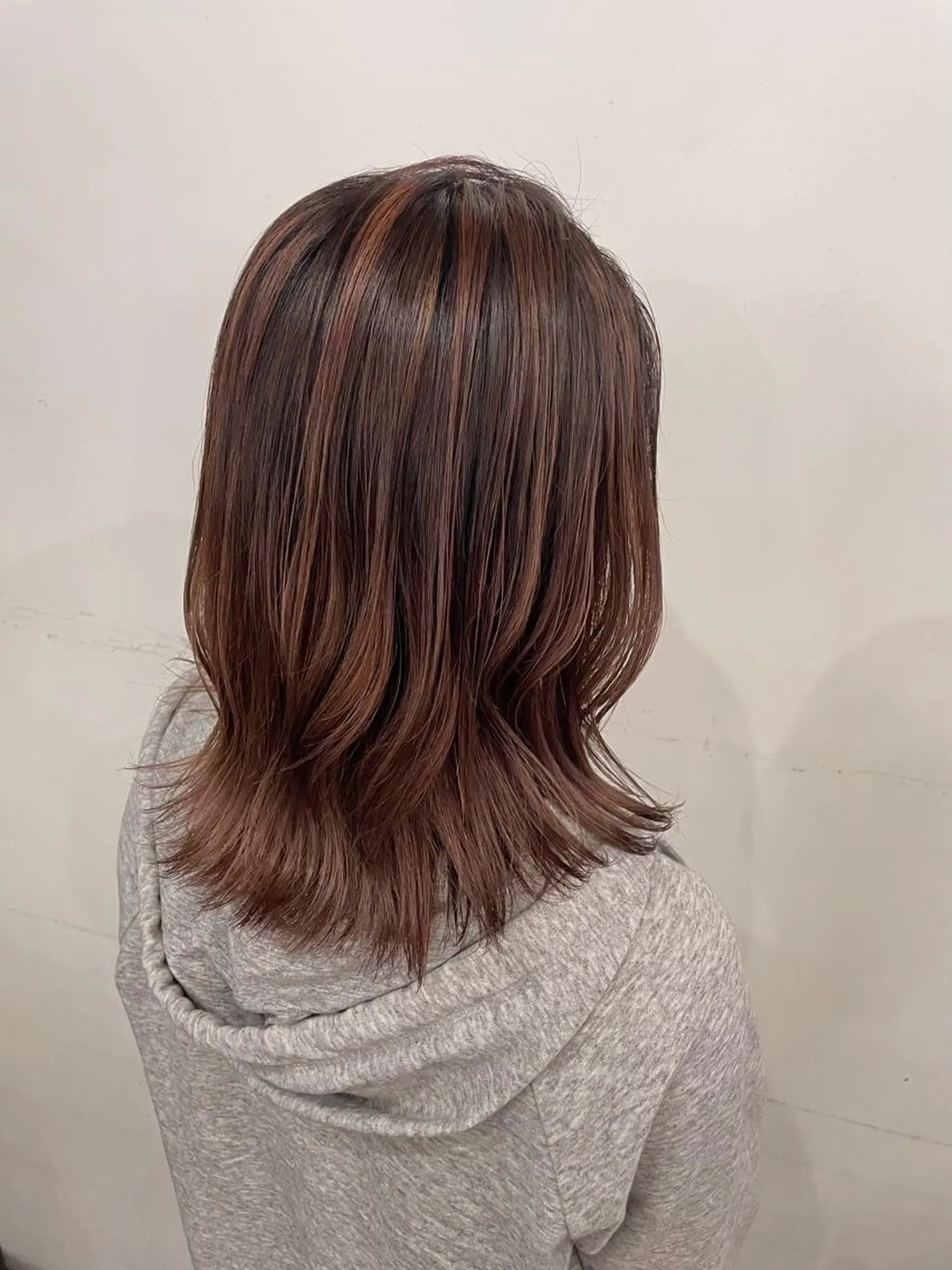 ミディアム レイヤーカット アンフィーヘアー所属・amphihair 高橋祐也のヘアスタイル