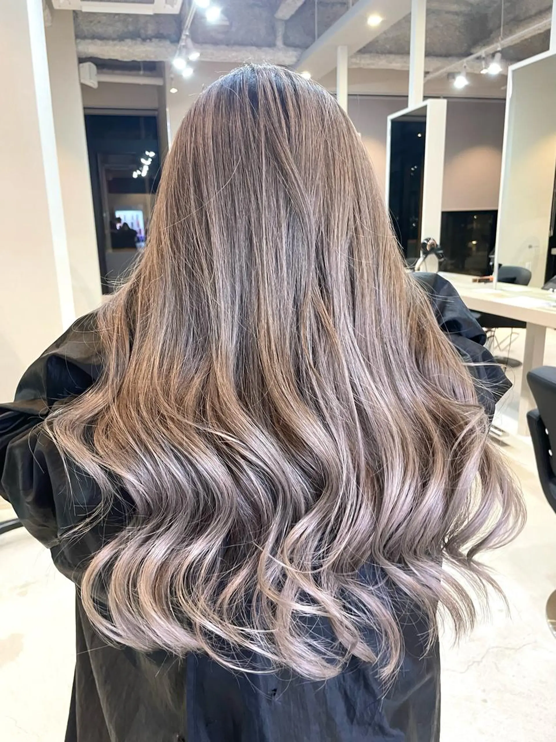 ロング カラー アディクシーカラー バレイヤージュ ベージュカラー ブリーチ ケアブリーチ Lia所属・皆木 智晴のヘアスタイル