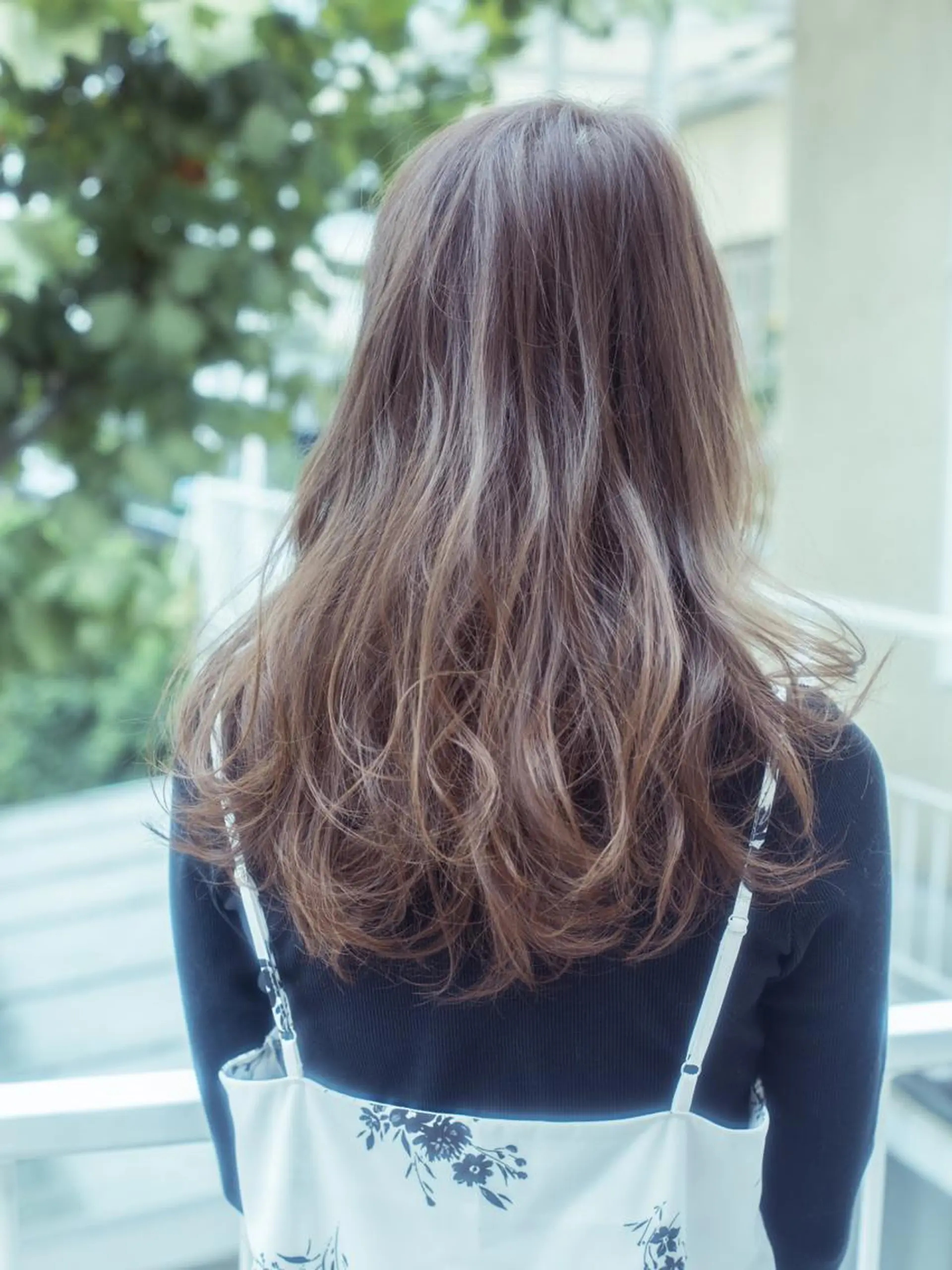 ミディアム セミロング ロング カラー パーマ ベージュカラー 透明感カラー ミルクティーベージュ ロング ヤナ マネージャーのヘアスタイル