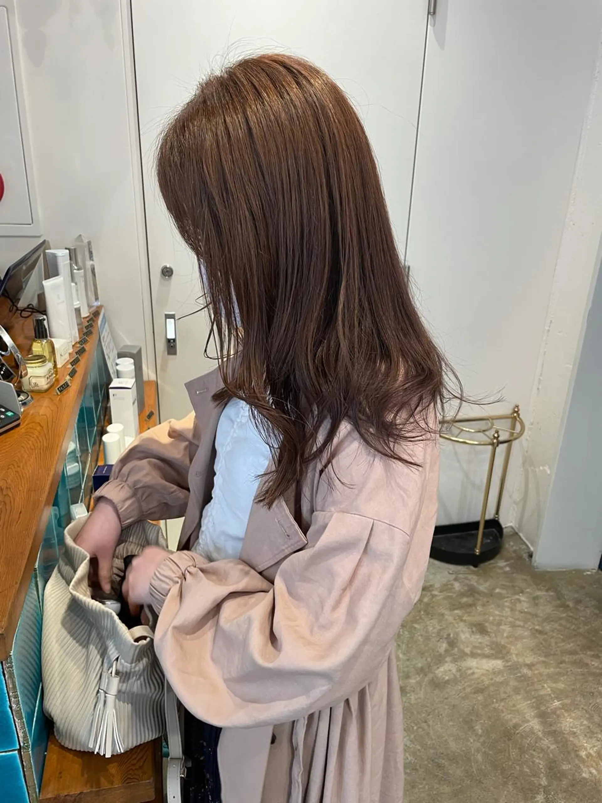 ミディアム カラー カット ヘアカラー トリートメント MIOベージュカラー 柔らかいカラーのヘアスタイル