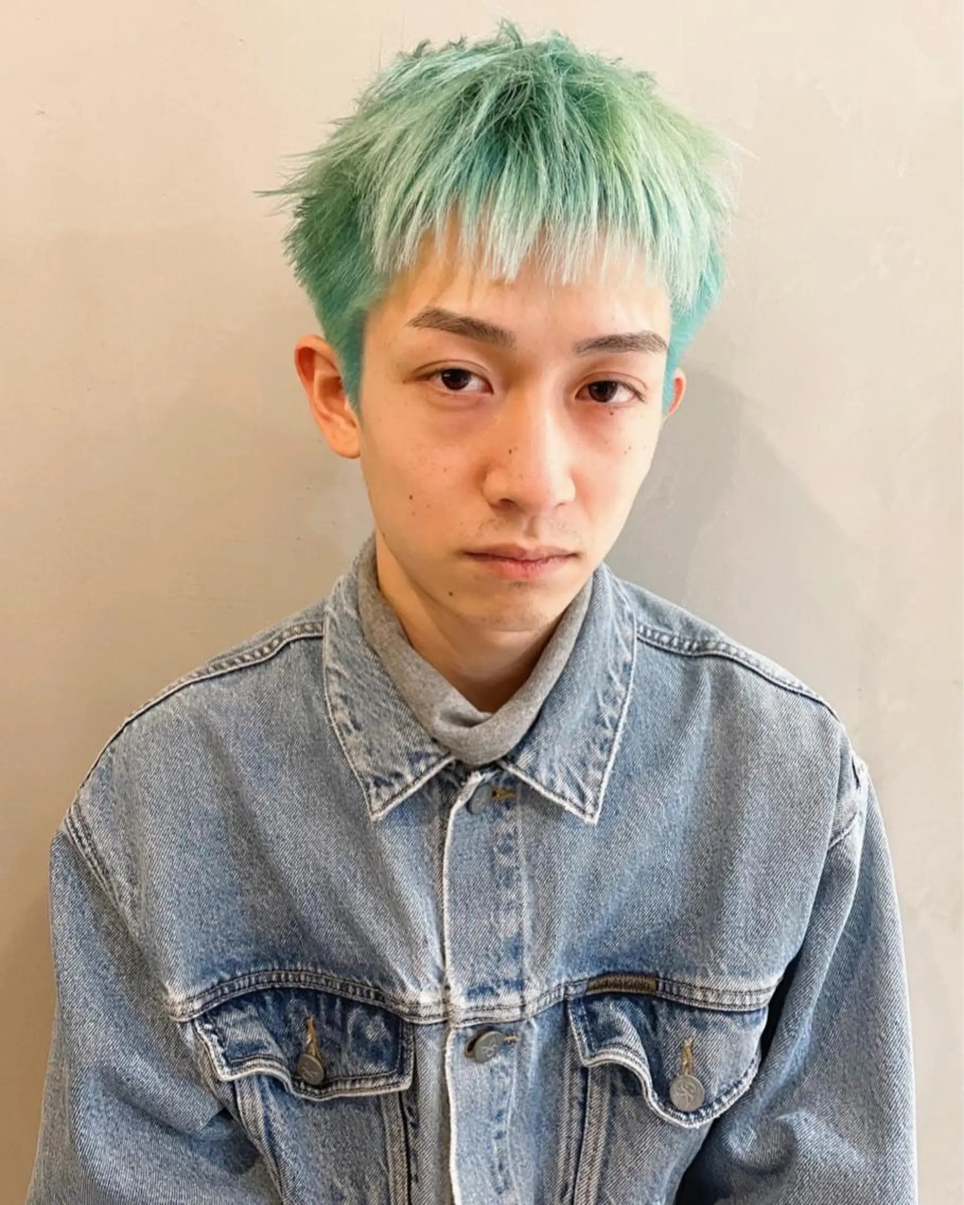 ショート カラー メンズ メンズハイトーン メンズショート ハイトーンカラー ミント ショートヘア カット ヘアカラー トリートメント Loom.所属・村上雅人 ナチュラルモードのヘアスタイル