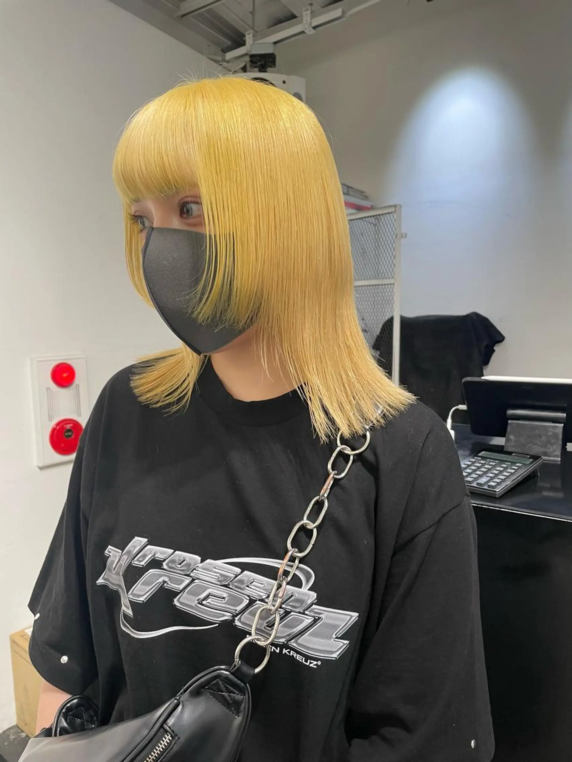 セミロング カラー パーマ ヘアアレンジ メンズ キッズ ネイル マツエク・マツパ アイブロウ メンズブリーチ ブリーチ イエローカラー 黄色 カット ヘアカラー トリートメント 艶ハイトーン/ヘア アレンジAYAKAのヘアスタイル
