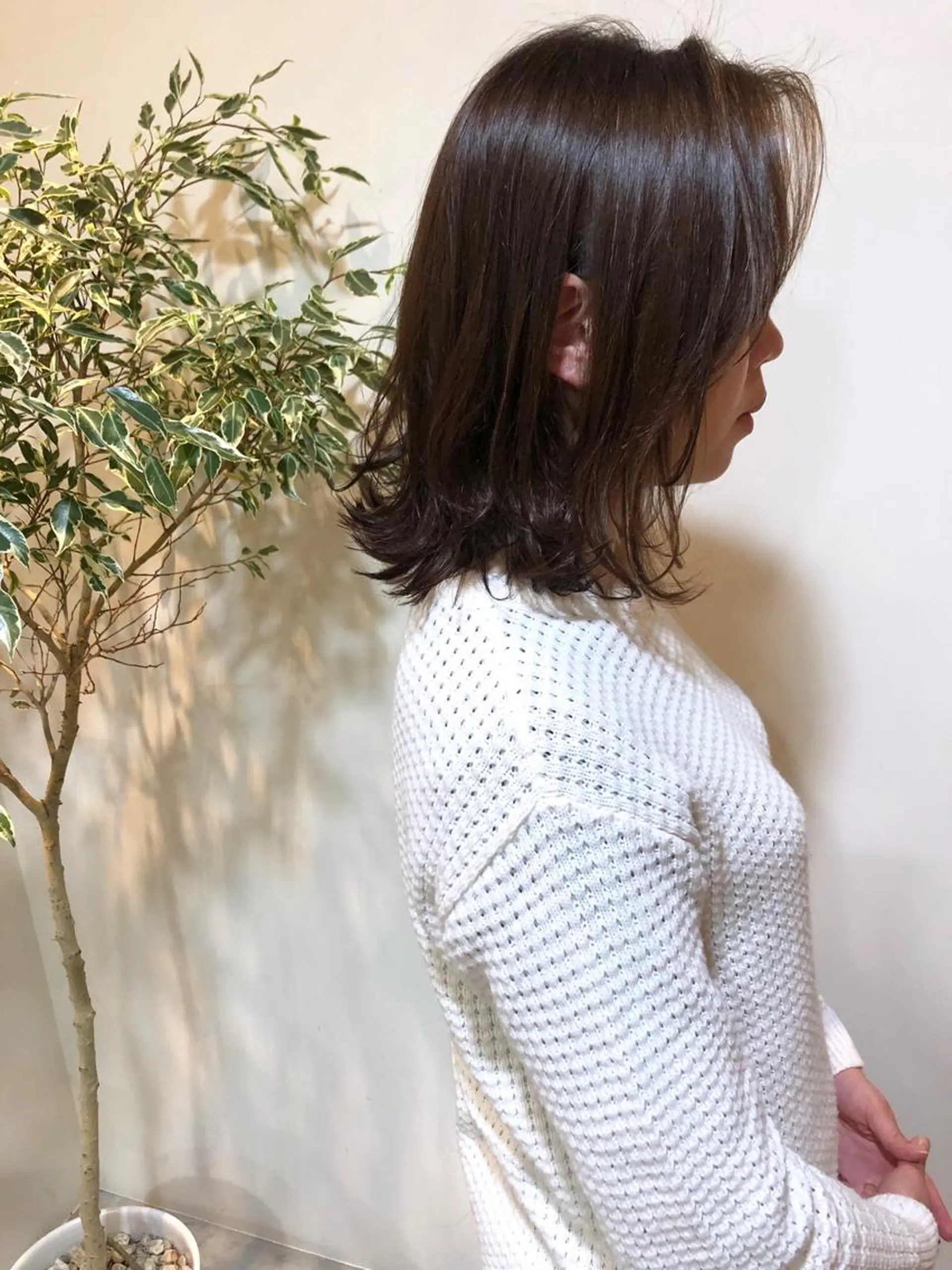 ミディアム MIOベージュカラー 柔らかいカラーのヘアスタイル