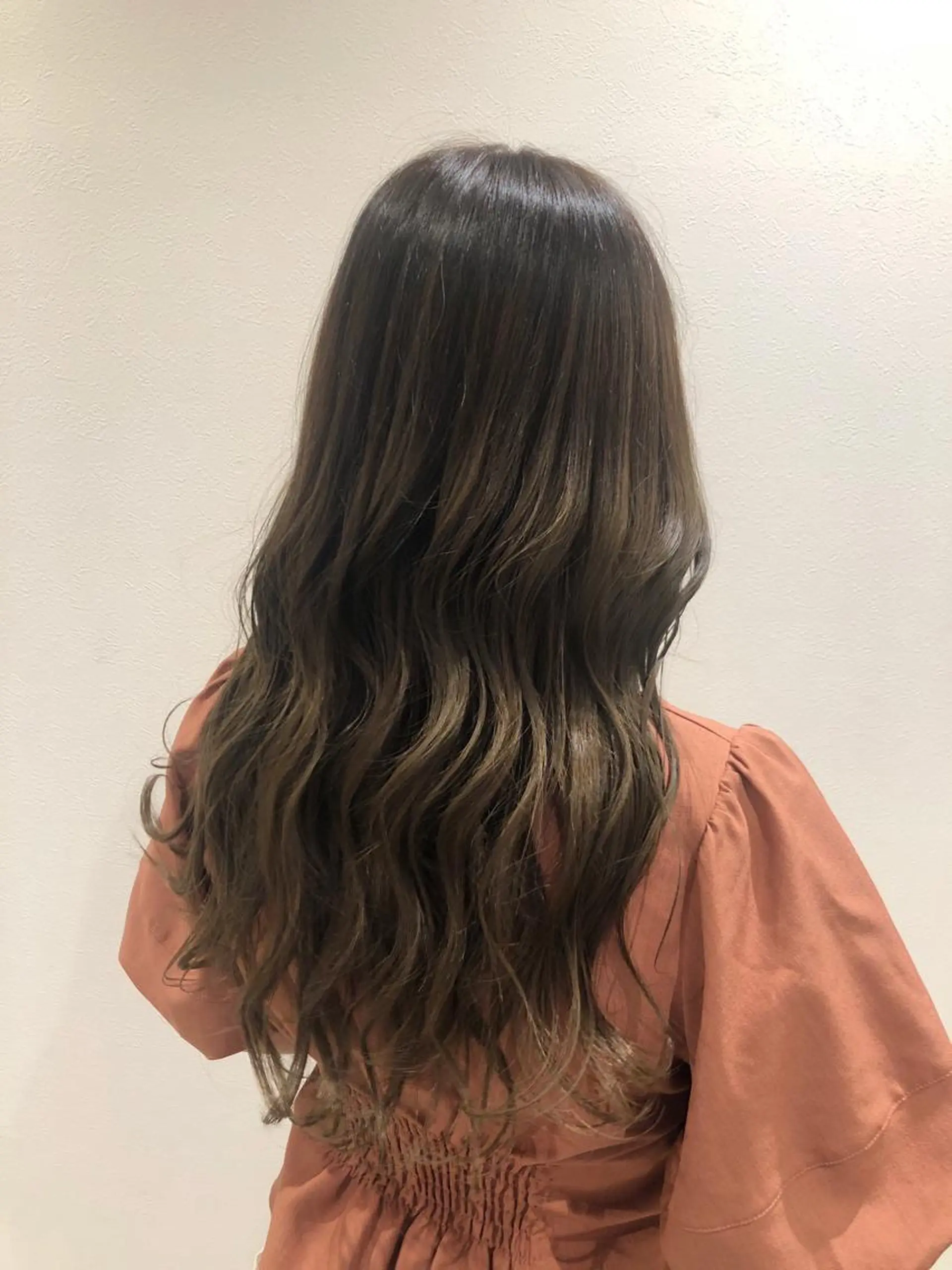 ロング アッシュ yuuto🌈 冬の透け感カラーのヘアスタイル