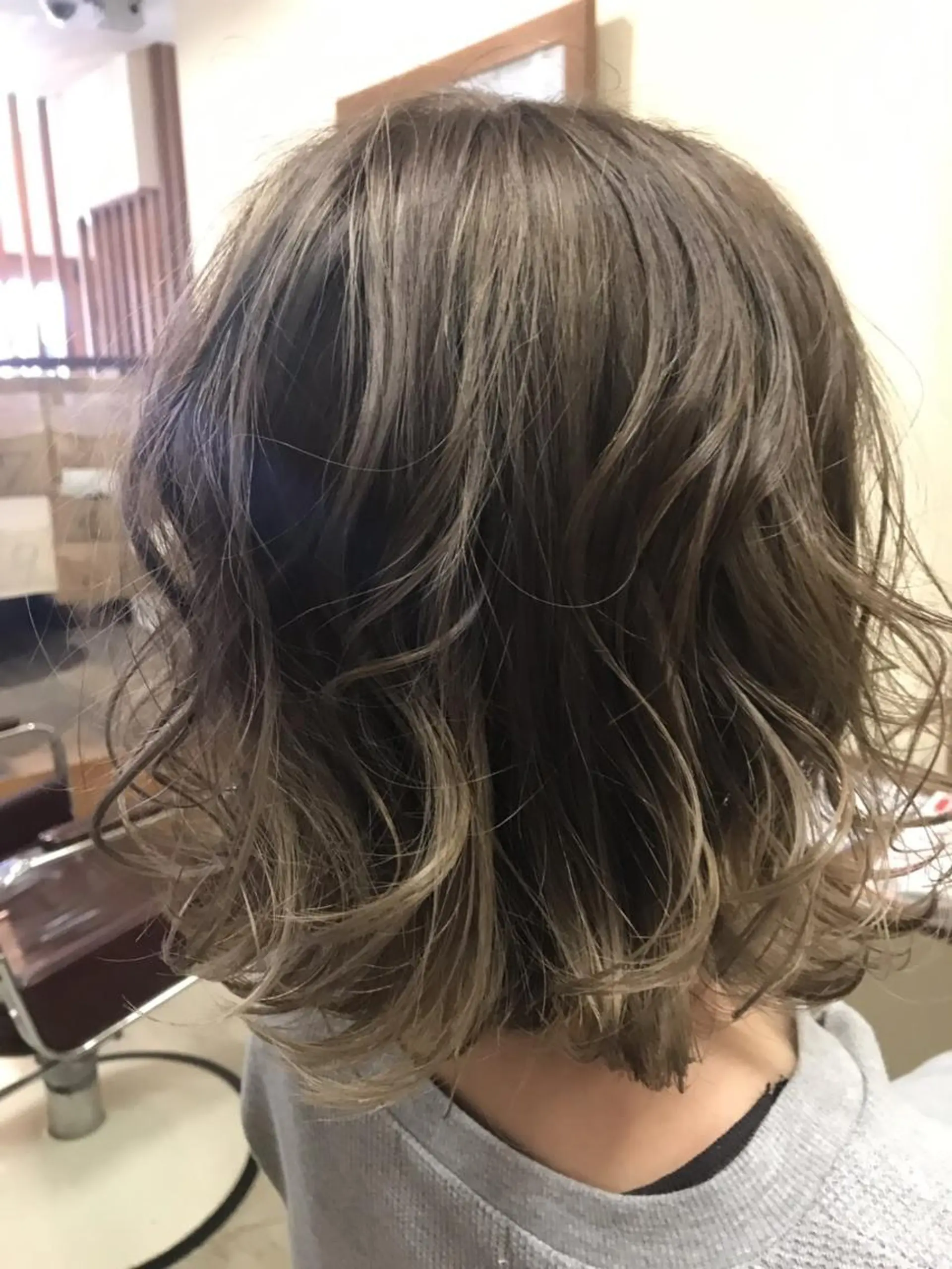 ミディアム パーマ ハイライト chill out 南塚口本店のヘアスタイル