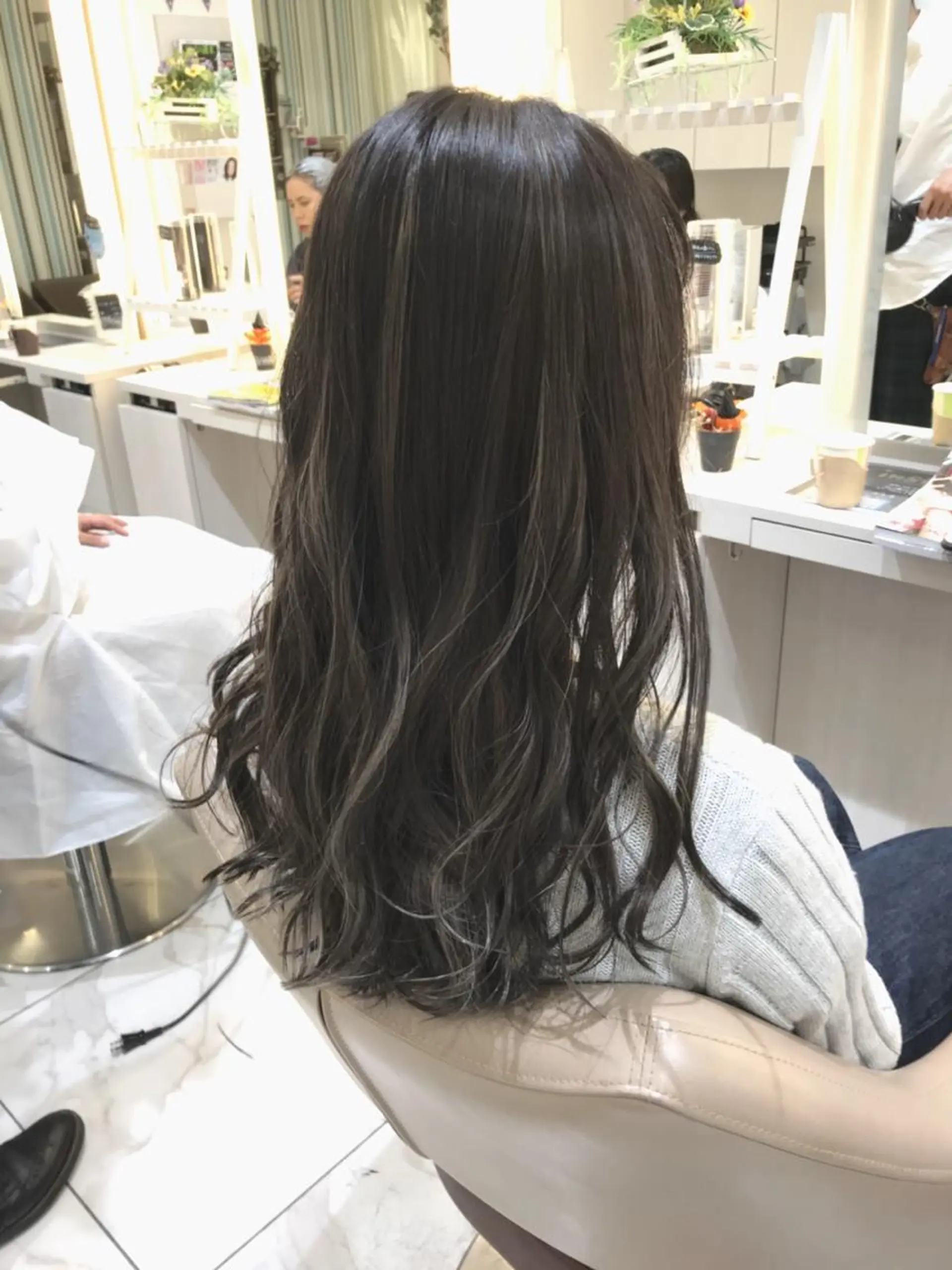 ミディアム カラー ダークグレー ダークグレージュ グレージュ ハイライトカラー ハイライト カット ヘアカラー 山崎俊輔/髪質改善 /バレイヤージュのヘアスタイル