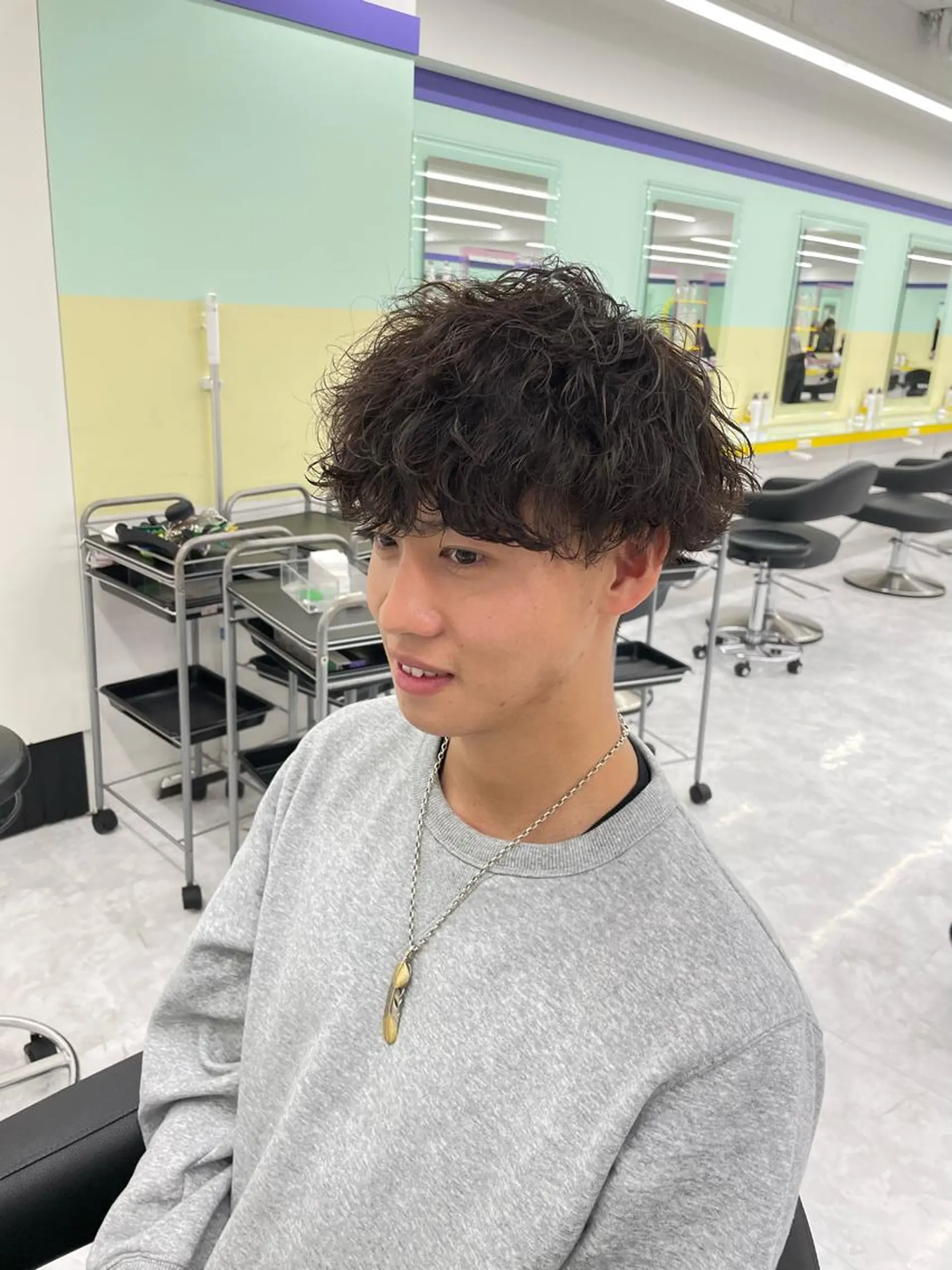 セミロング パーマ ヘアアレンジ メンズ メンズパーマ セミロングパーマ 顔まわりカット の達人のヘアスタイル