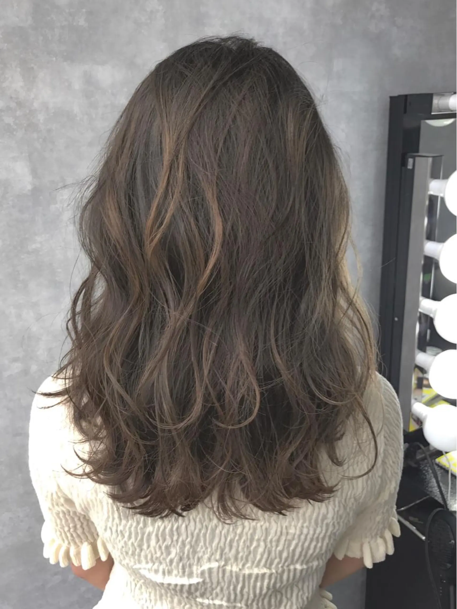 セミロング カラー グレージュ ハイライトカラー ハイライト TOMOYAレイヤー ブリーチ縮毛矯正のヘアスタイル