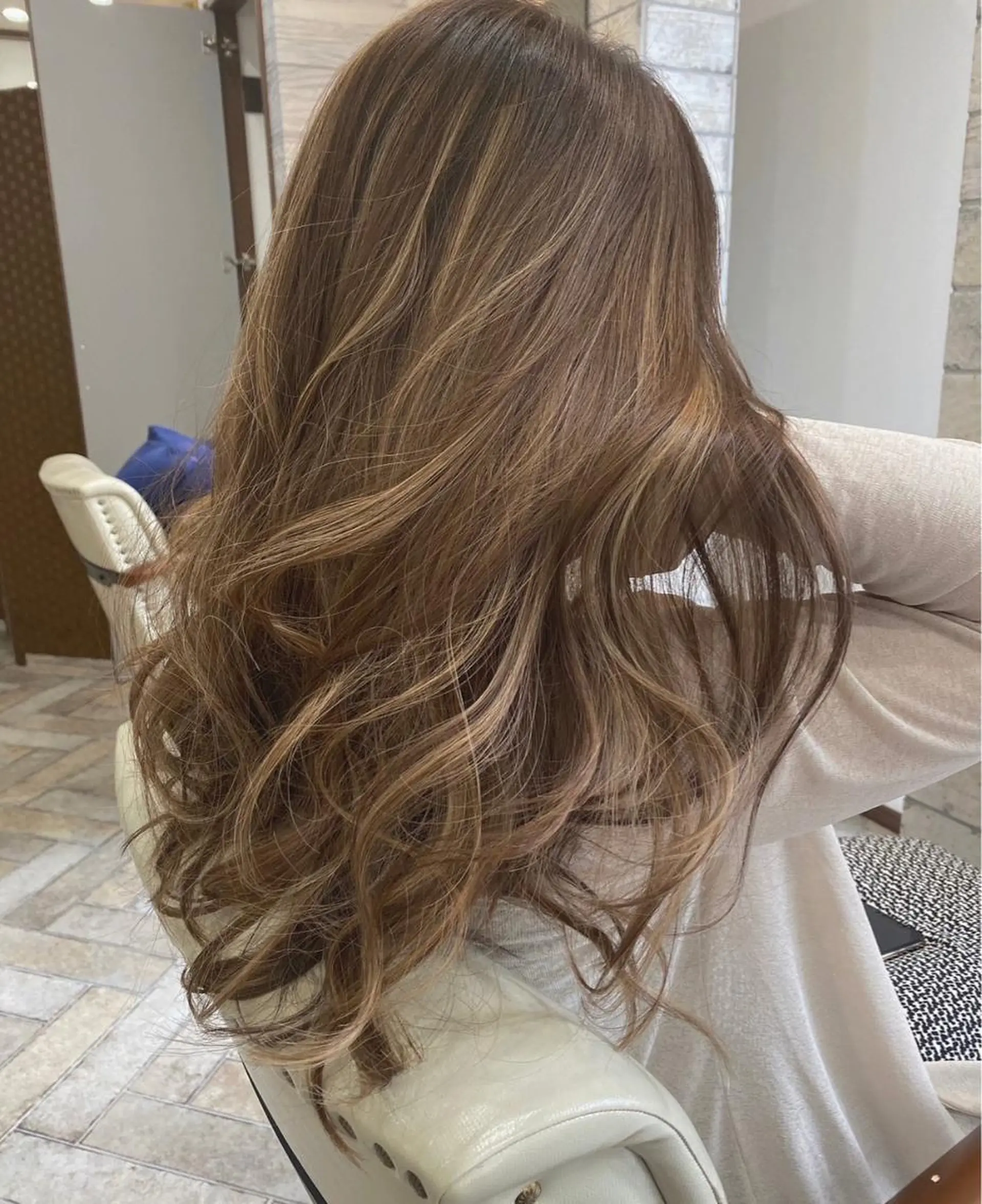 ミディアム カラー パーマ ヘアアレンジ メンズ キッズ ネイル マツエク・マツパ アイブロウ ミディアムパーマ メンズバレイヤージュ メンズブリーチ フェードカット メンズハイライト ヘアカラー 髪質改善🇰🇷 レイヤーカット/梅田のヘアスタイル