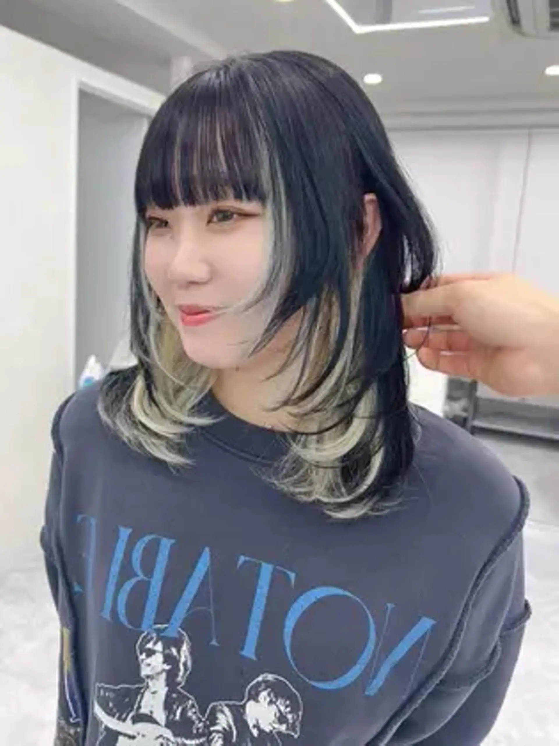 ミディアム カラー アディクシーカラー アッシュ バレイヤージュ ベージュカラー ブルーカラー 女性専用サロン梅田 髪質改善カラーakiのヘアスタイル