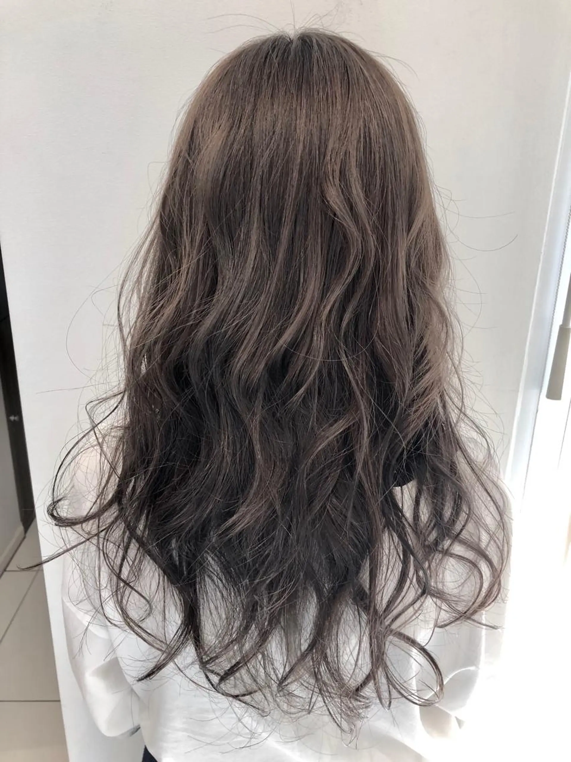 ロング カラー グレージュ イルミナカラー 船戸 靖子のヘアスタイル