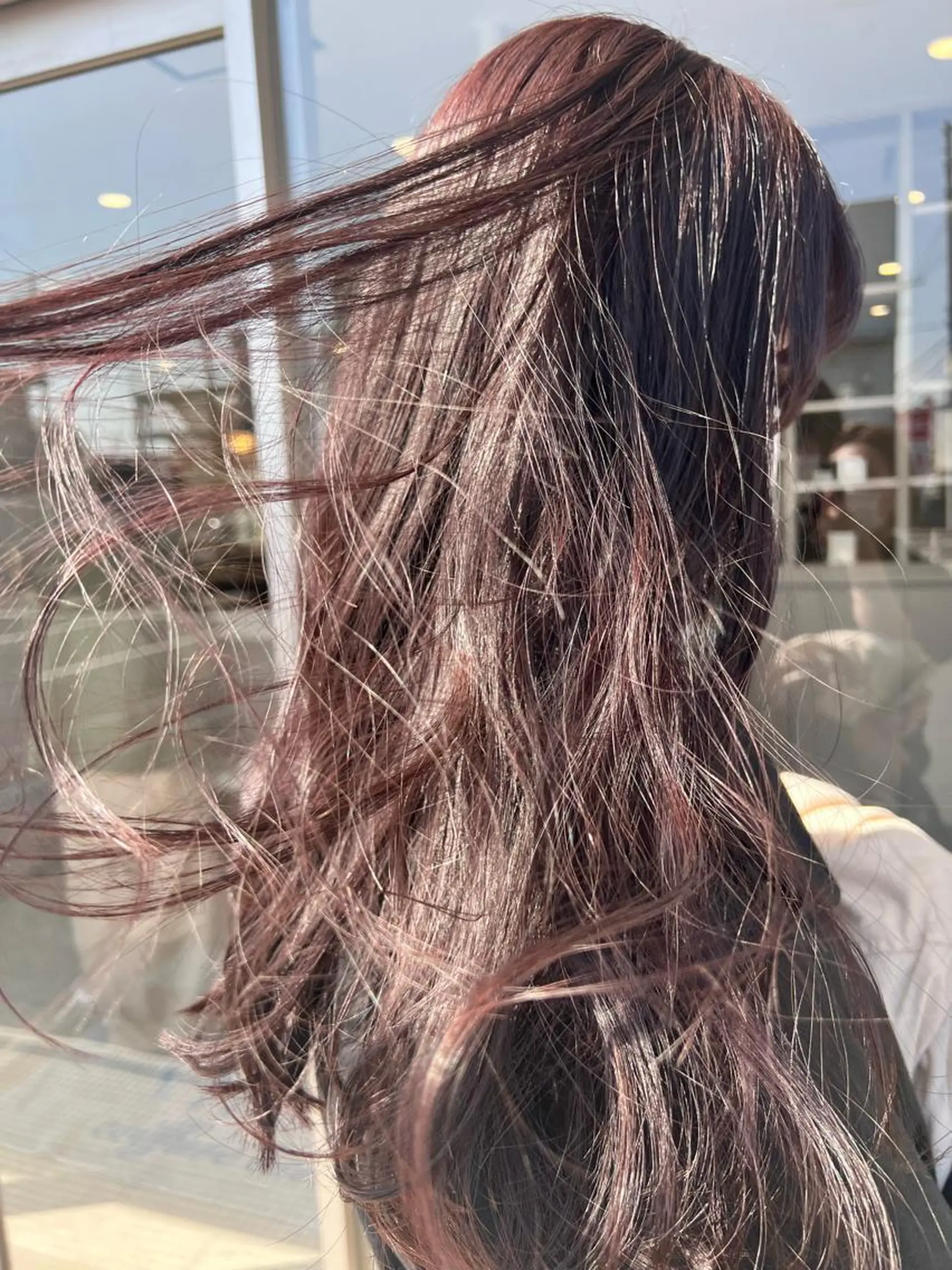 ロング ピンクブラウン 中嶋 彩乃のヘアスタイル