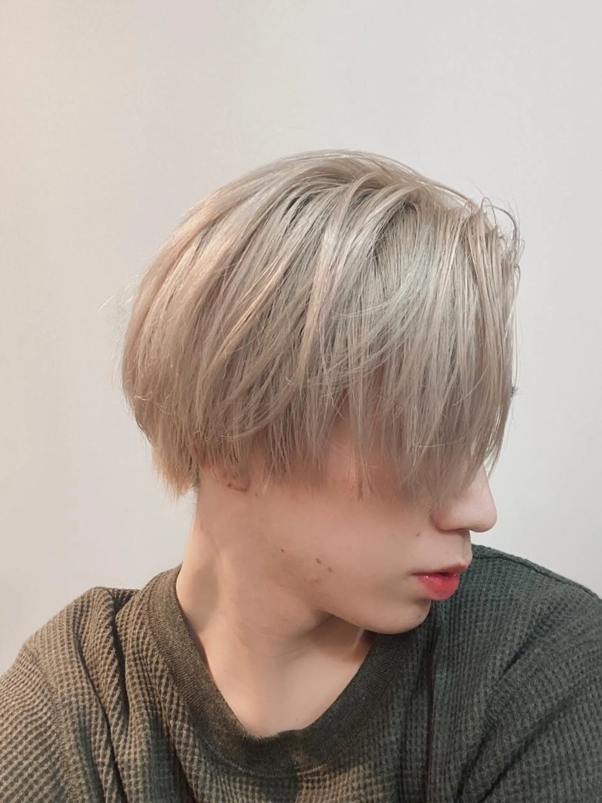 ミディアム カラー メンズ メンズブリーチ メンズハイトーン ブリーチ ブロンド ケアブリーチ カット STUDIO 4H所属・小山功陽 /メンズスタイルのヘアスタイル