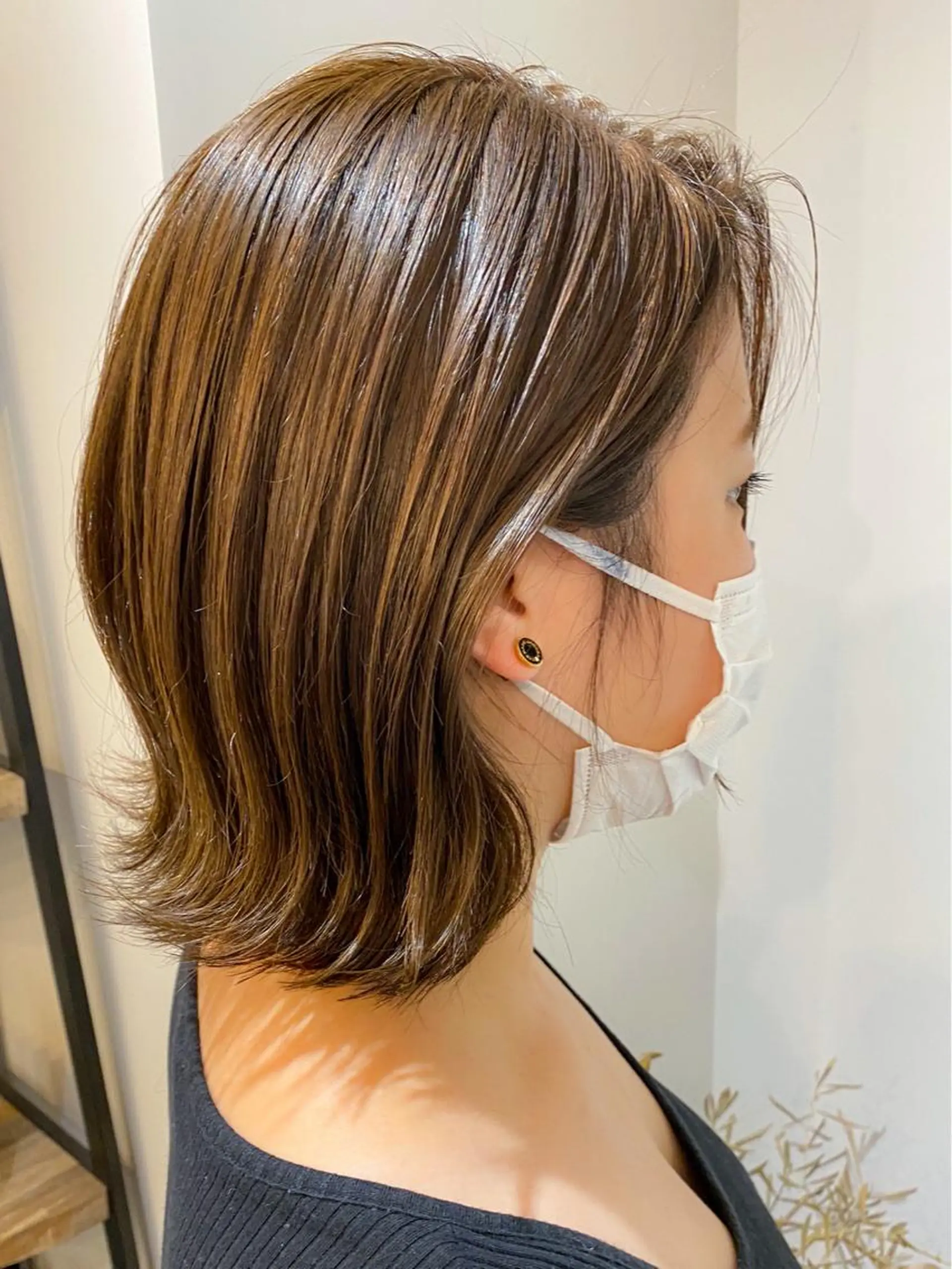 ミディアム カラー グレージュ 外ハネヘア louwe 武藤幸世のヘアスタイル