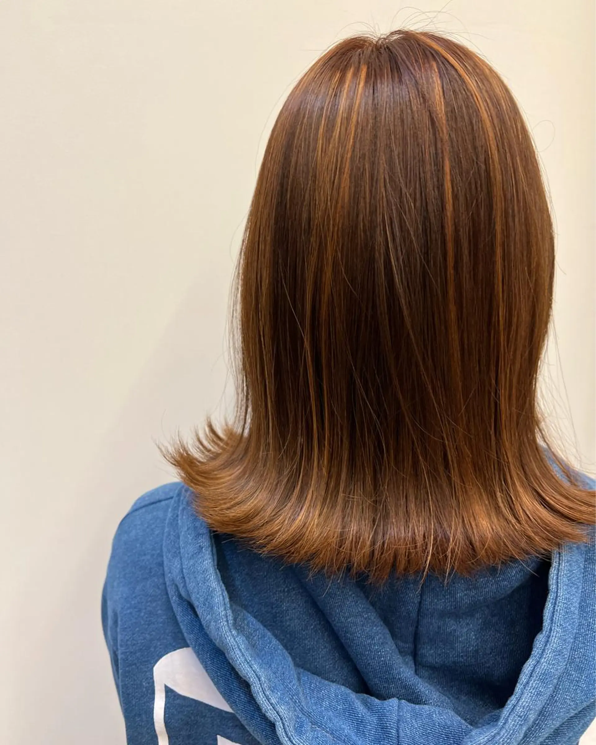 セミロング カラー 岸田 莉奈のヘアスタイル