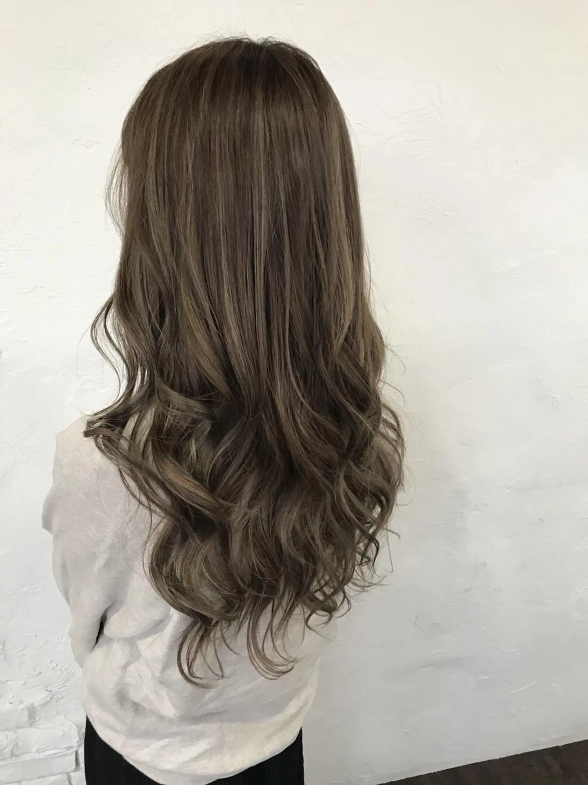 ロング カラー アッシュ ミルクティーアッシュ 伊藤 優希のヘアスタイル