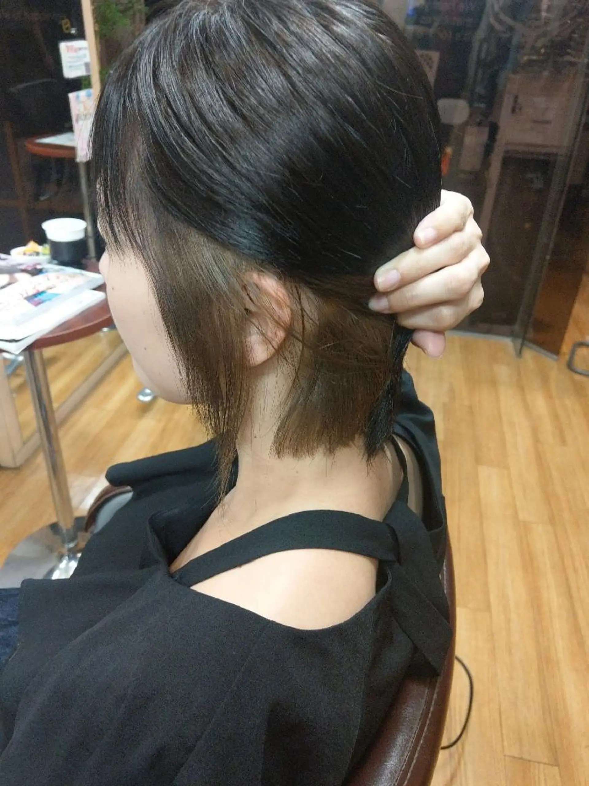 ショート カラー ブルーカラー ブルージュ インナーカラー Uketoru所属・Uketoru 横田健のヘアスタイル