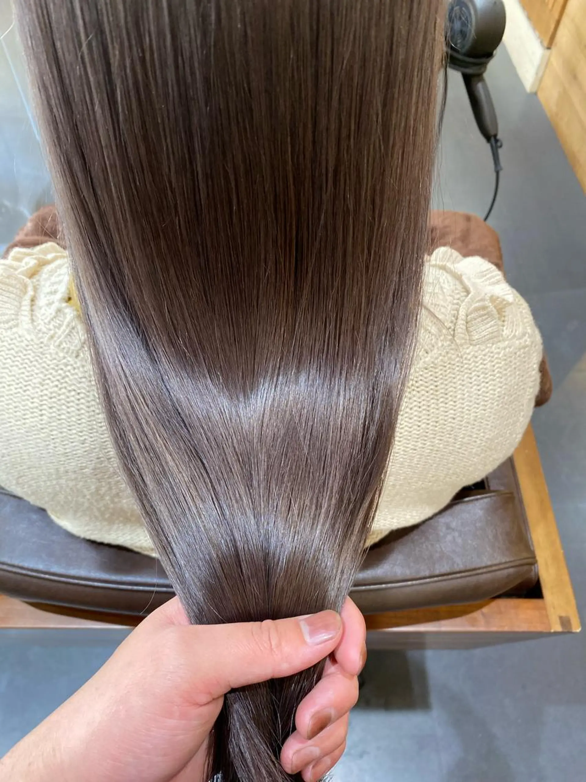 セミロング カラー ハラ ルイスのヘアスタイル