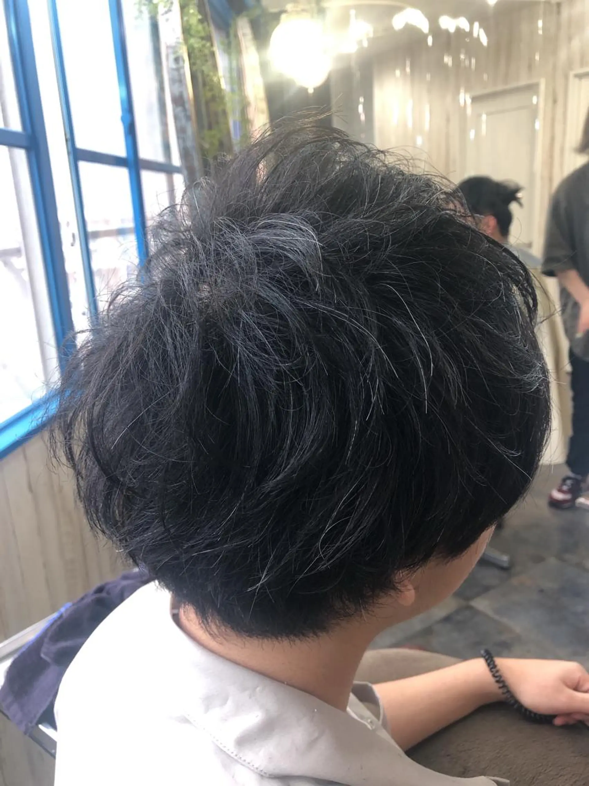 ミディアム パーマ メンズ ミディアムパーマ アップバング メンズブリーチ センターパート フェードカット カット ヘッドスパ メンズパーマ/顔周り レイヤー店長えのもとのヘアスタイル