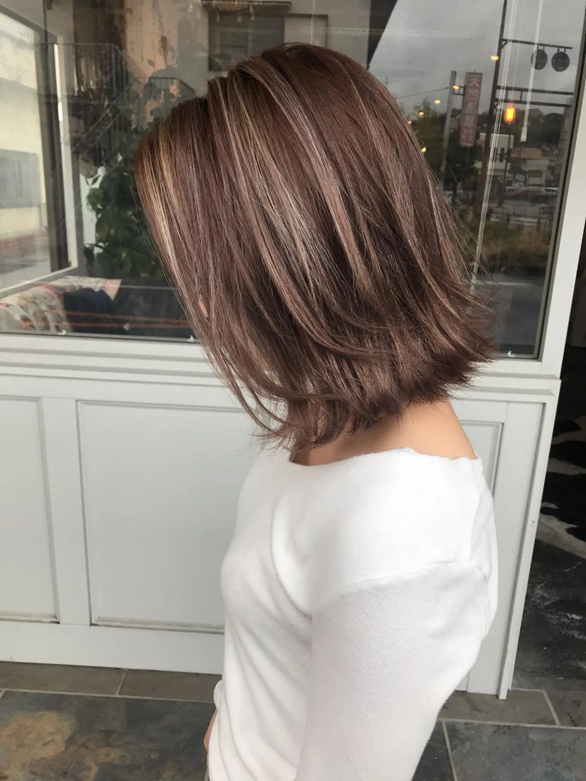 ミディアム カラー ヘアアレンジ お団子ヘア 切りっぱなしボブ バレイヤージュ ブリーチ デザインカラー Mariana/ 鶴原-ハイライトのヘアスタイル