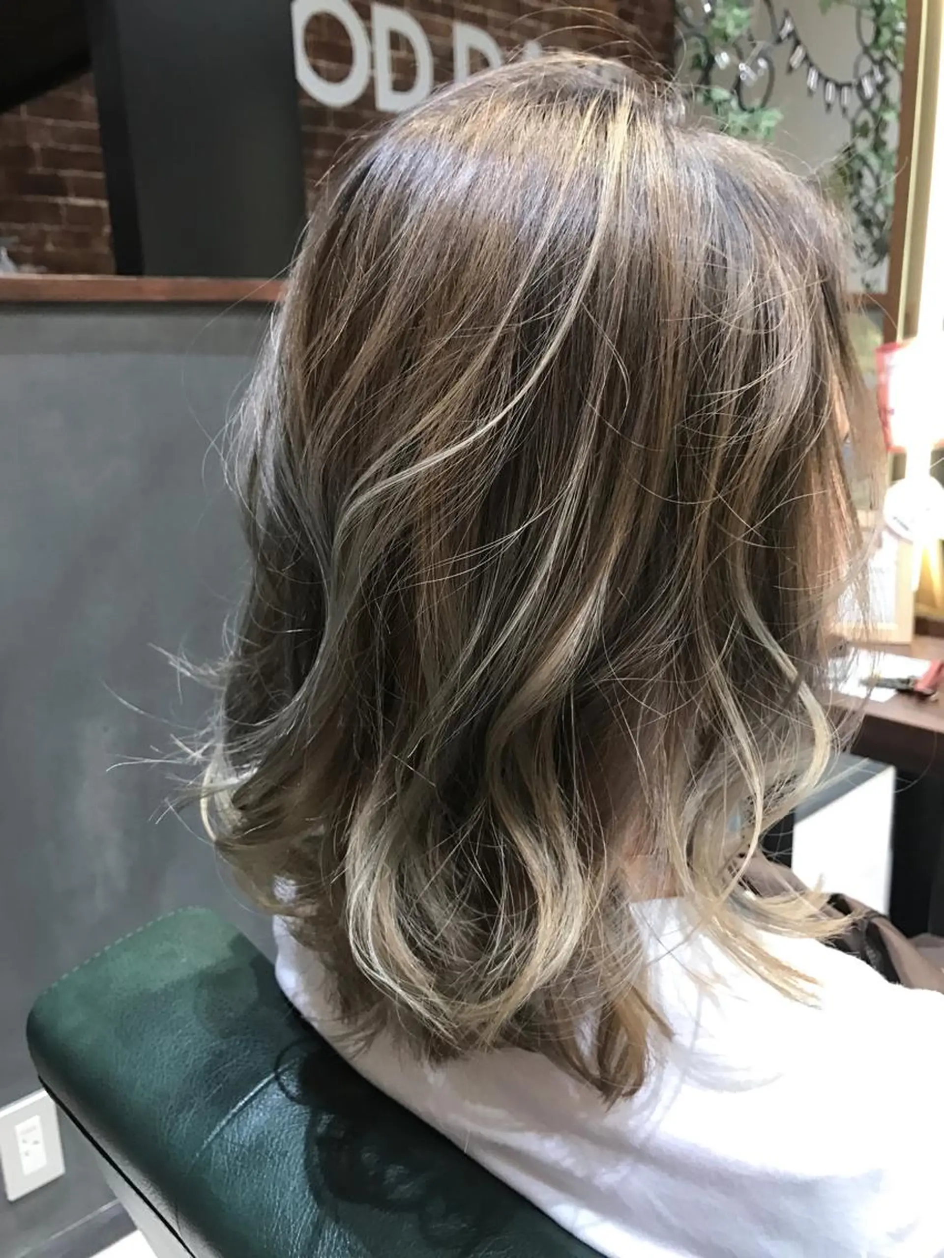 ミディアム カラー グレージュ ハイライトカラー シルバー シルバーグレージュ ハイライト 松本 明日可のヘアスタイル