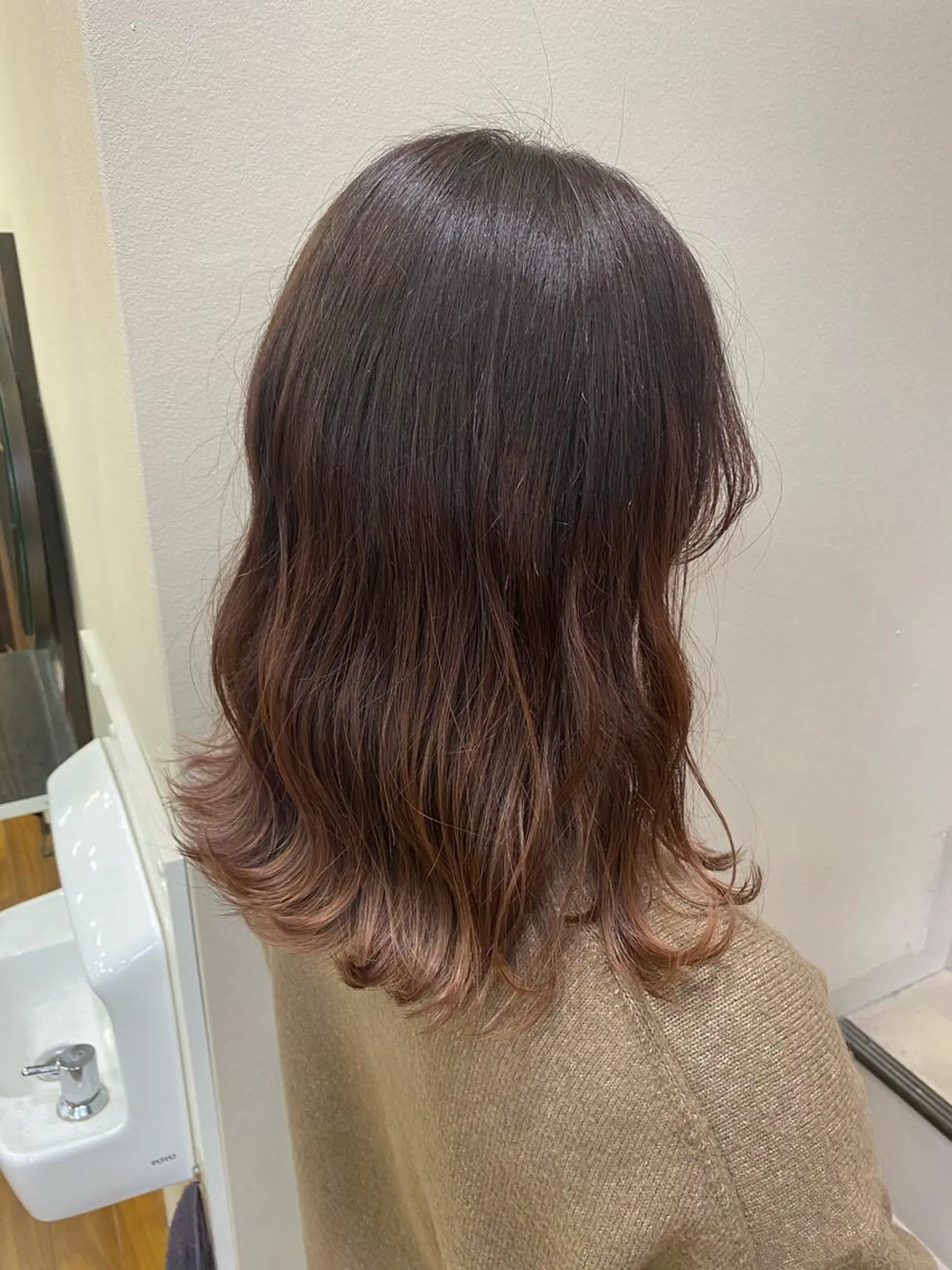 ミディアム カラー バレイヤージュ グレージュ ピンクカラー レイヤーカット シェアサロン　シエナ所属・東條 克義のヘアスタイル