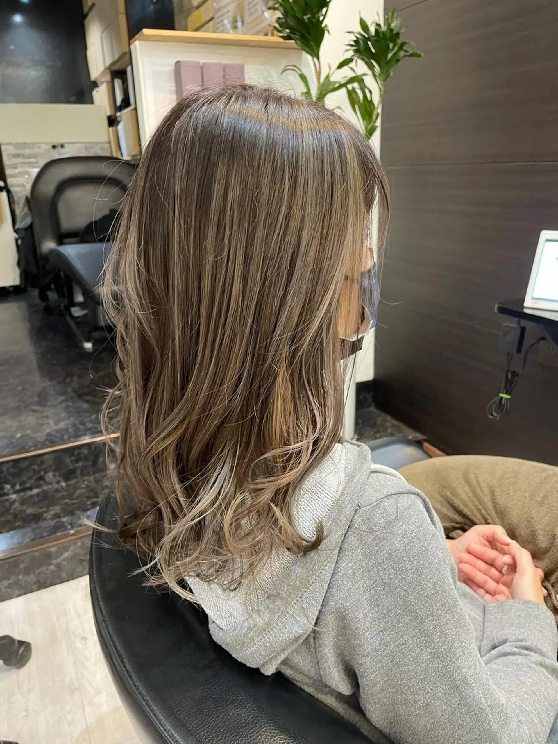 セミロング ハイライト 正分 真美のヘアスタイル