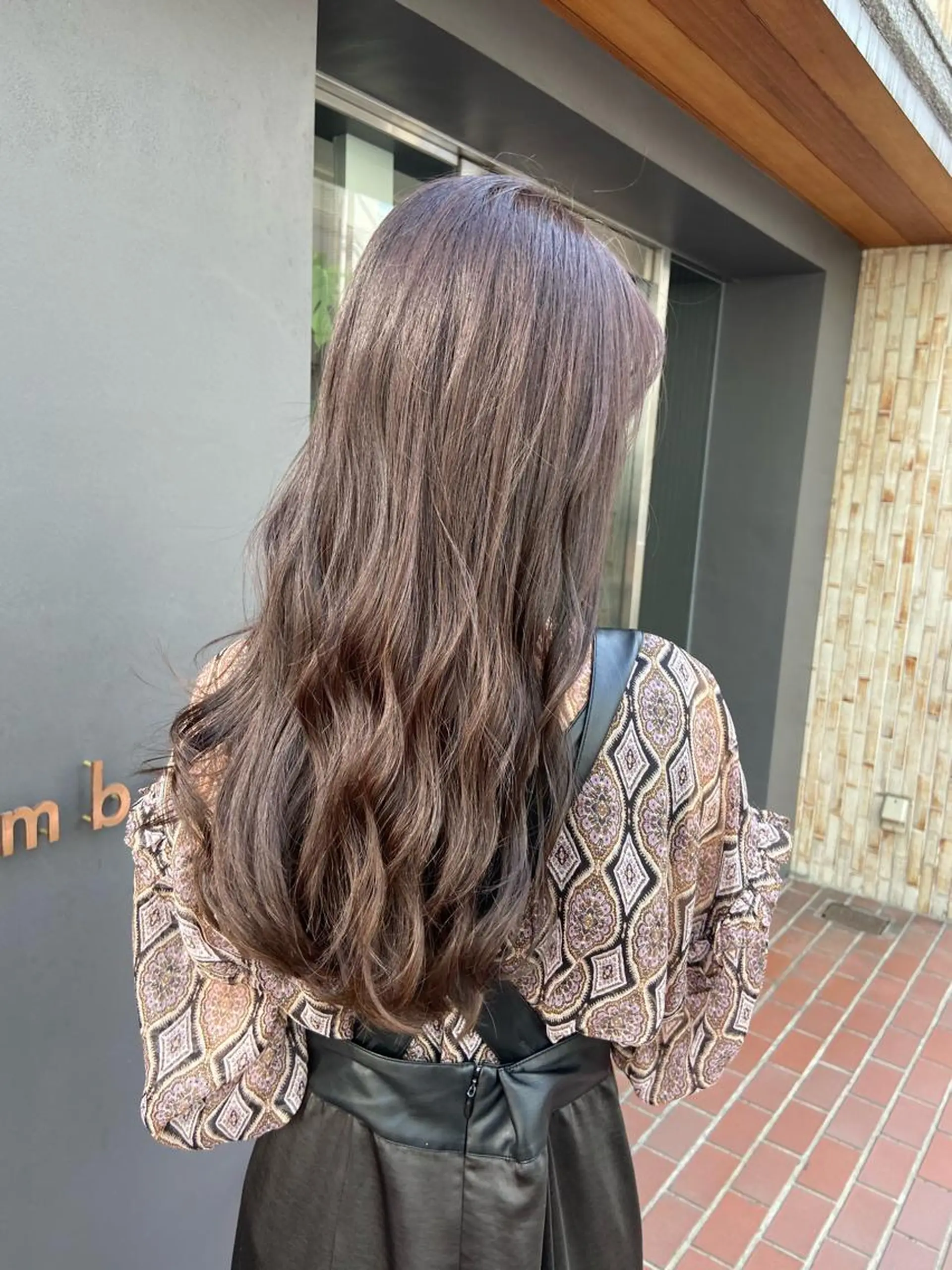 ロング カラー ブラウンカラー パープルカラー パープルブラウン カット ヘアカラー トリートメント natsumi / N°ariaのヘアスタイル