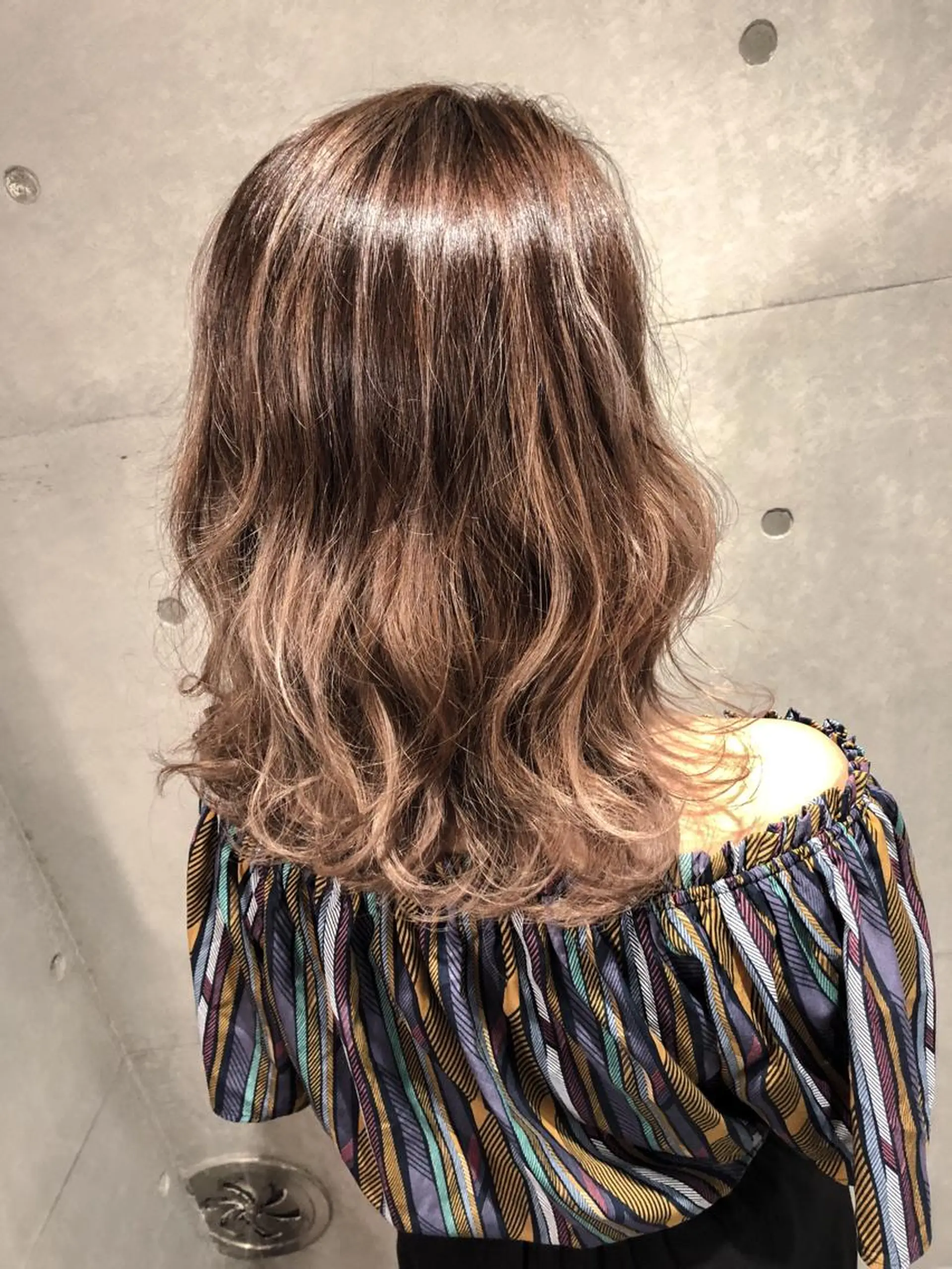 ミディアム カラー アッシュ バレイヤージュ ベージュカラー レイヤーカット トリートメント ヘッドスパ レイヤーカット× 髪質改善たもりのヘアスタイル