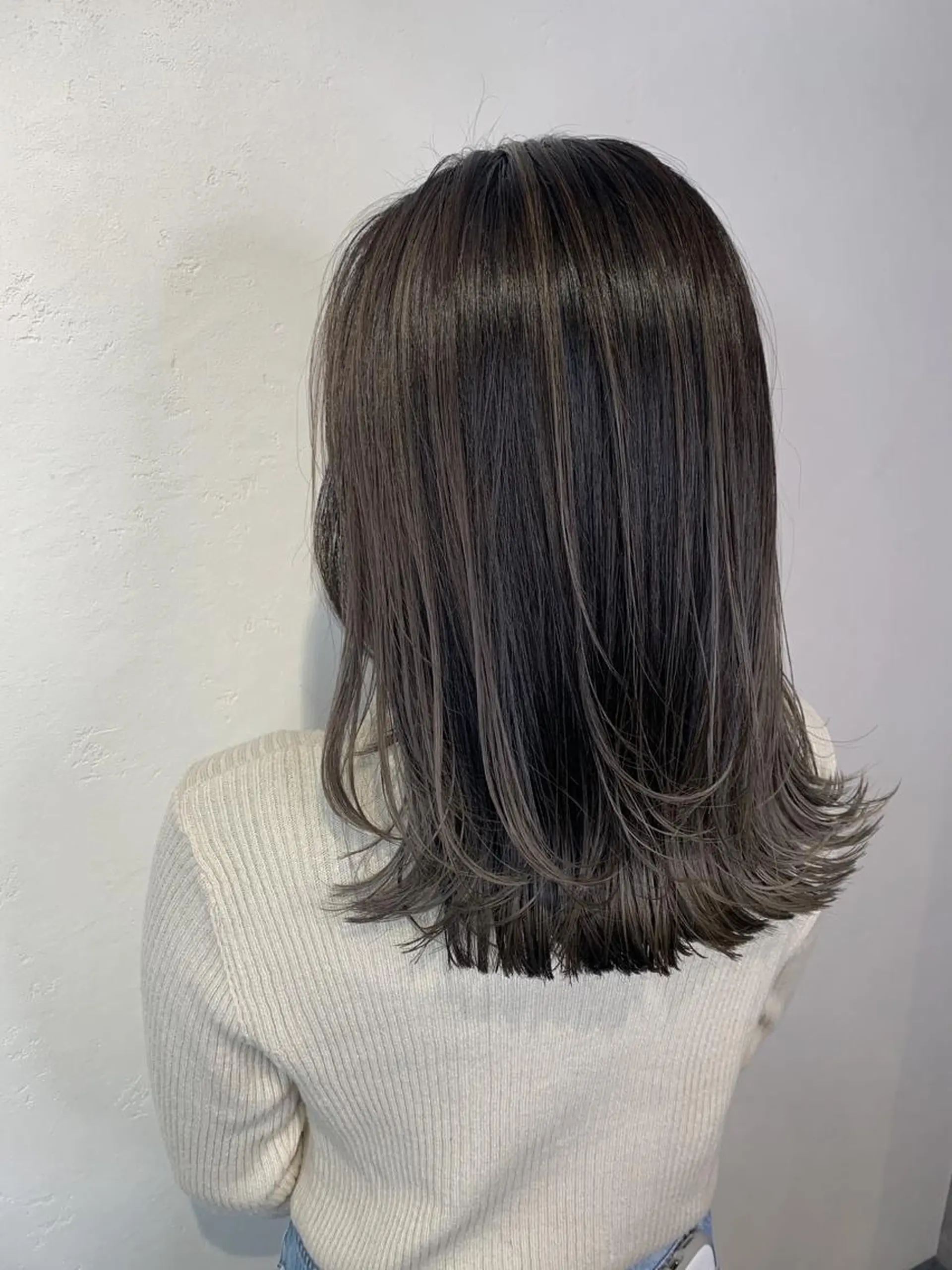 ミディアム ＿WHITE鳳店 アンダーバーホワイトのヘアスタイル