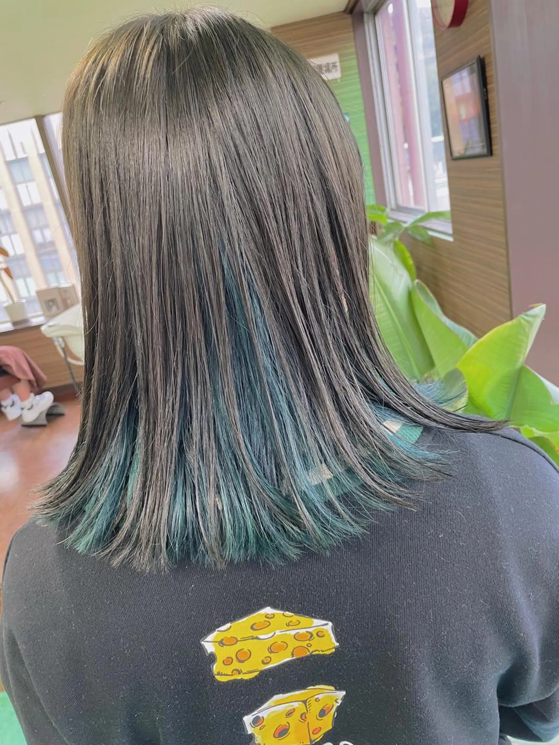 ミディアム カラー アッシュ ブリーチ インナーカラー オリーブアッシュ ヘアカラー 土居 正季のヘアスタイル