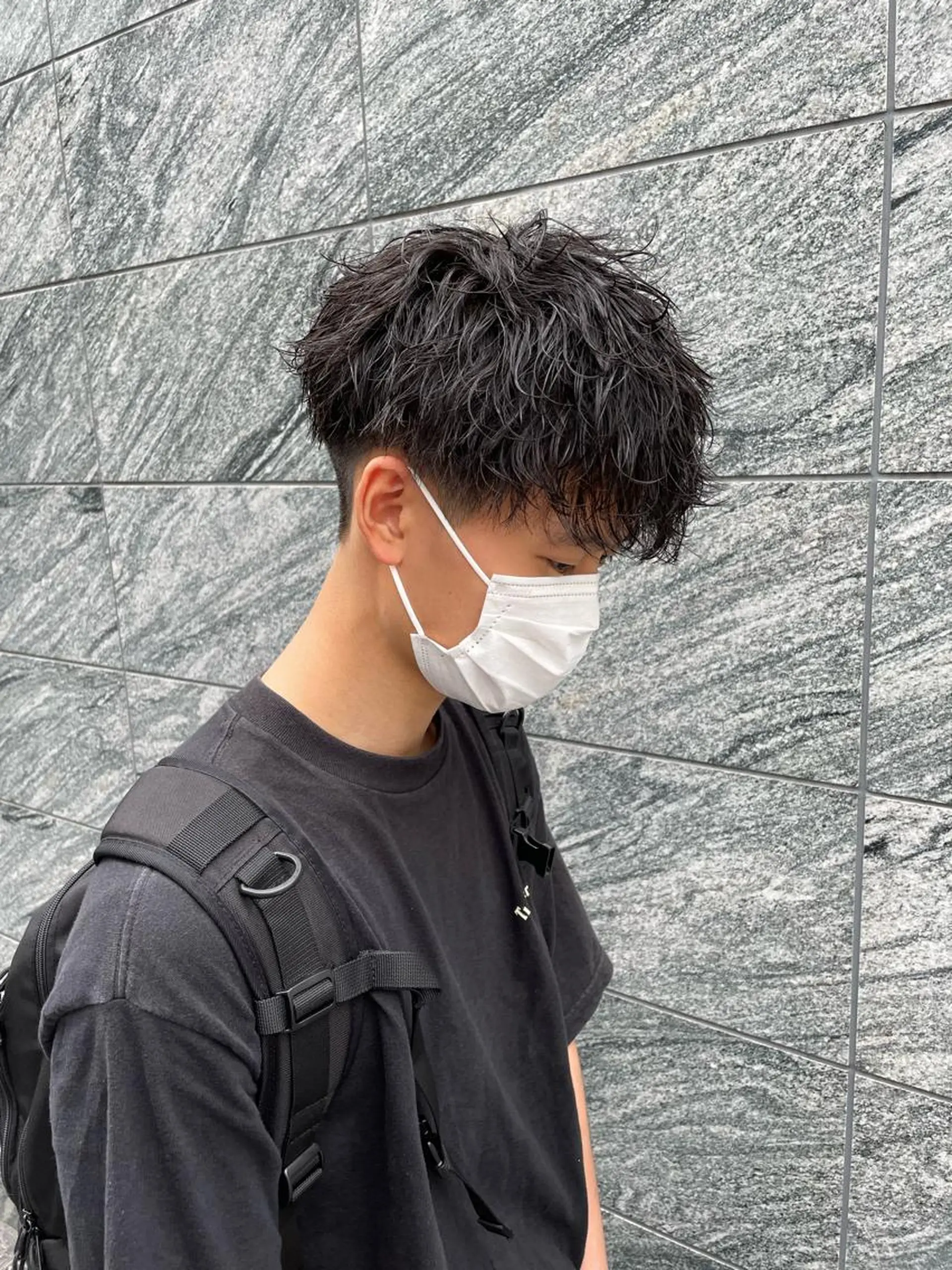 ショート パーマ ヘアアレンジ メンズ アイブロウ センターパート メンズハイトーン マッシュウルフ マッシュ メンズパーマ カット パーマ トリートメント ヘッドスパ ヘアセット スパイキー/フェザー /波巻き/かいとのヘアスタイル