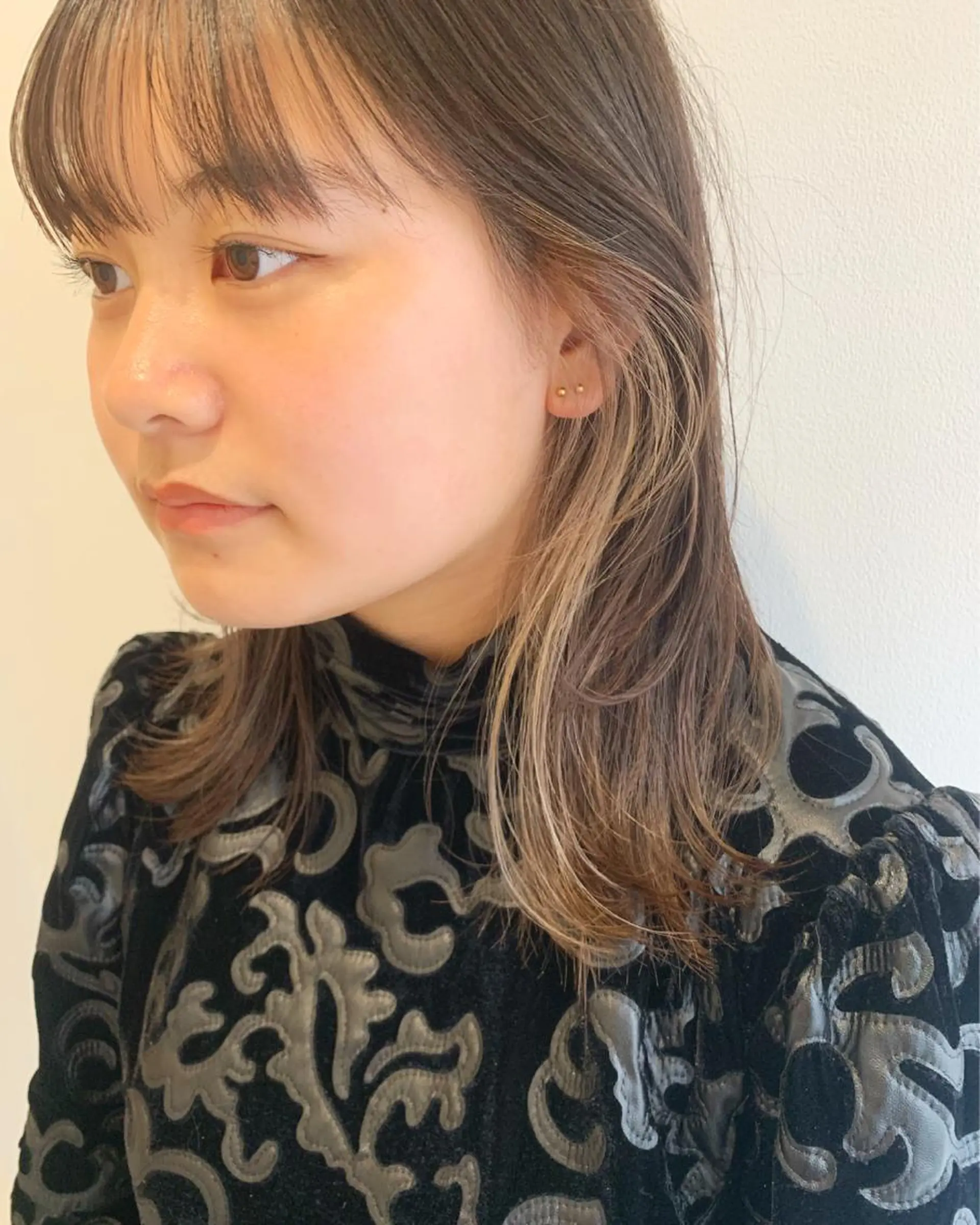 ミディアム カラー ベージュカラー ブリーチ ダブルカラー ハイライトカラー ハイトーンカラー MARU レイヤー/パーマのヘアスタイル