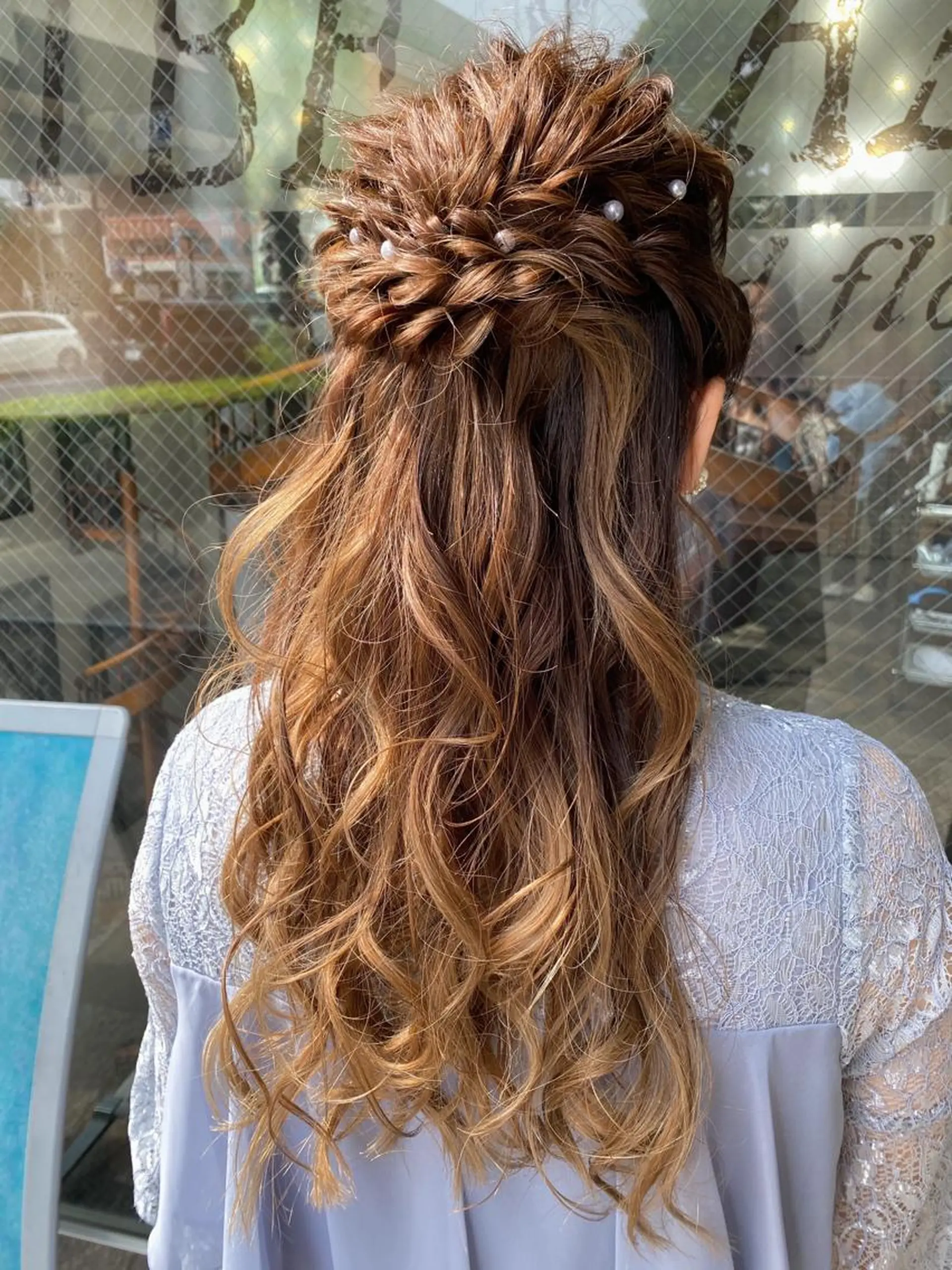 ロング カラー ヘアアレンジ ハーフアップ バレイヤージュ ブリーチ ブロンド ダブルカラー モモカ/ハイトーン /バレイヤージュのヘアスタイル