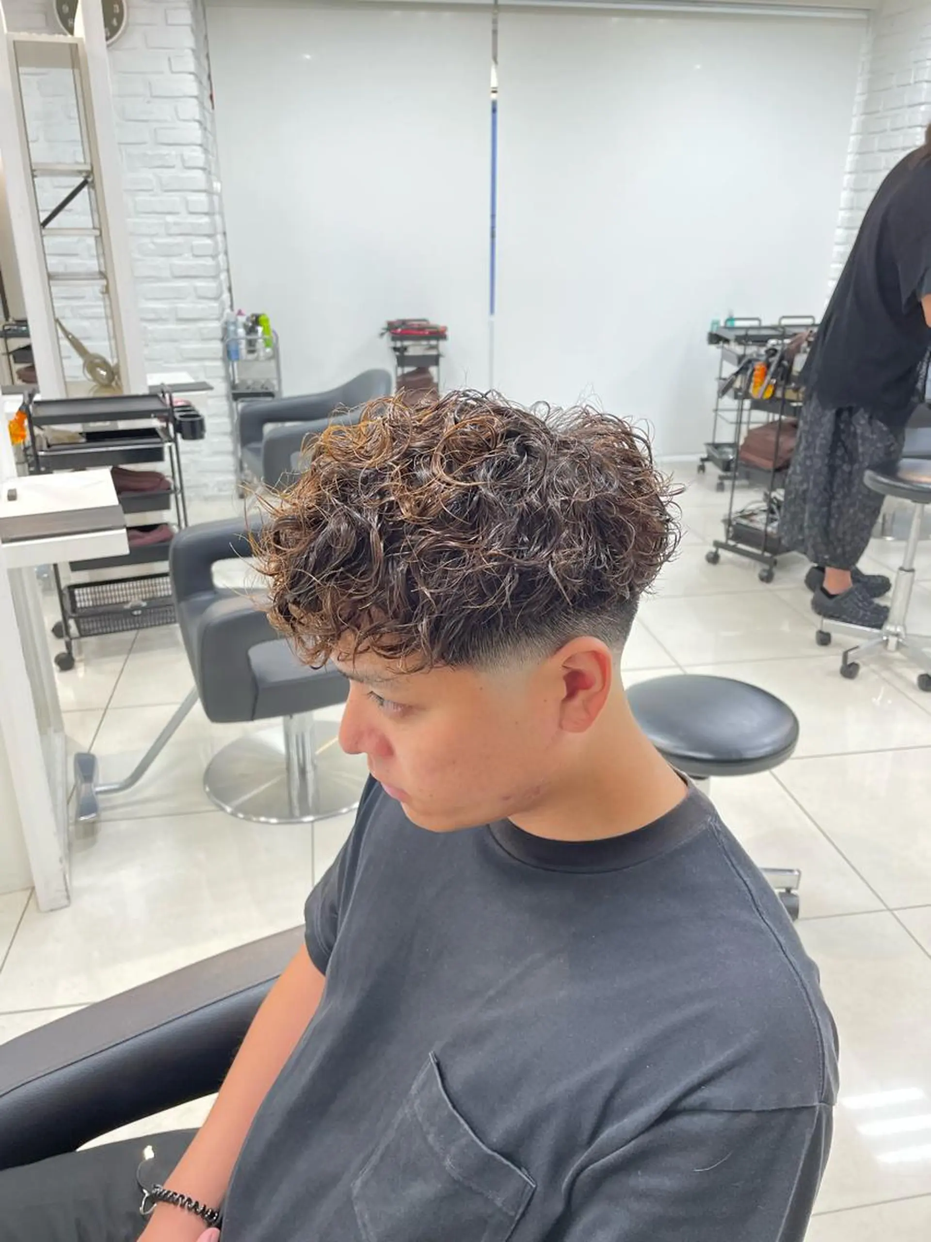 ショート パーマ メンズ メンズブリーチ メンズパーマ スペインカール フェザーパーマ職人 🪶ryosukeのヘアスタイル