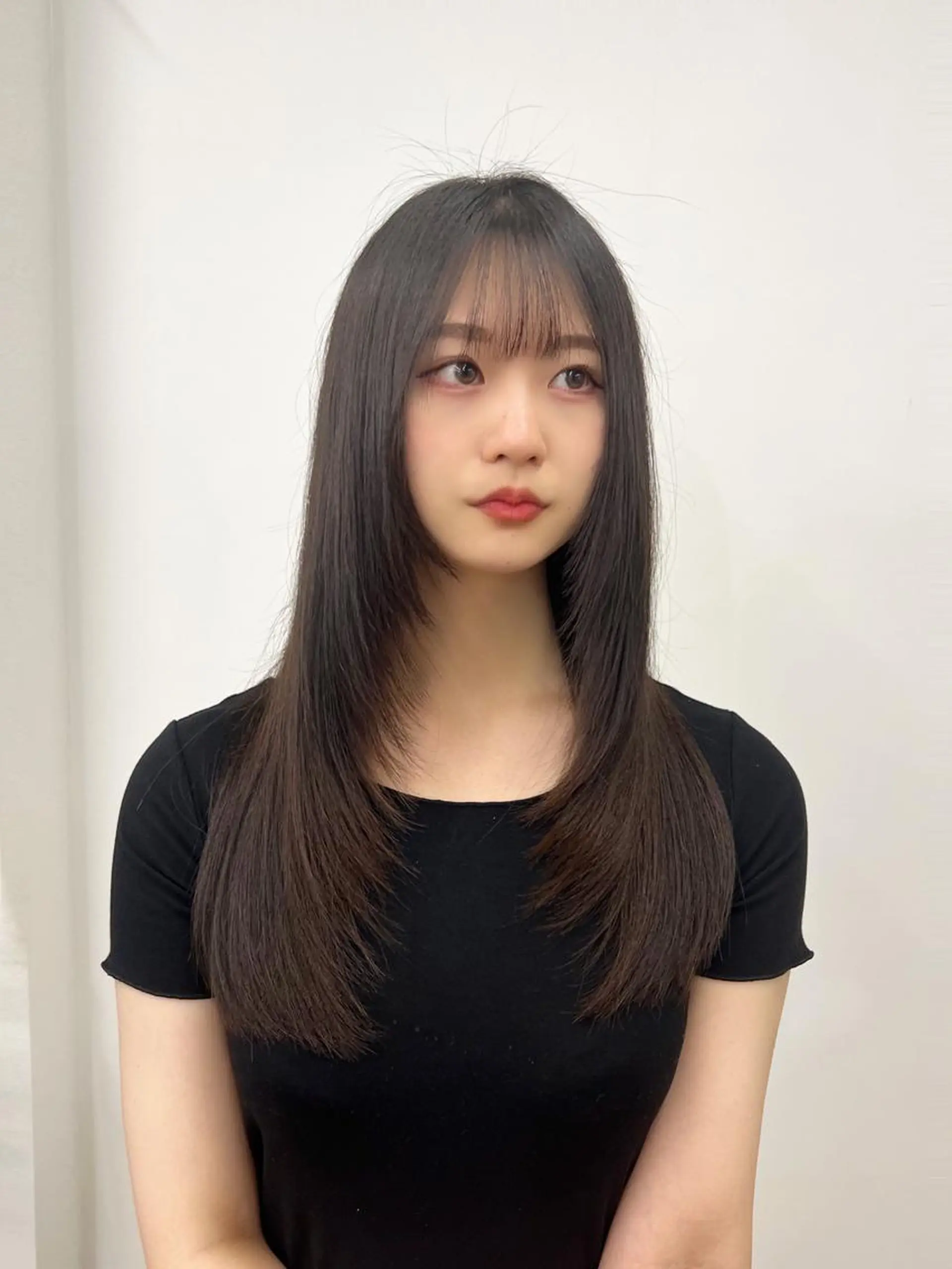 セミロング カラー パーマ ヘアアレンジ メンズ キッズ ネイル マツエク・マツパ アイブロウ メンズインナーカラー メンズ韓国風 黒髪 ブルーカラー ブルーブラック カット ヘアカラー トリートメント 武田涼レイヤーカット 髪質改善×縮毛矯正のヘアスタイル