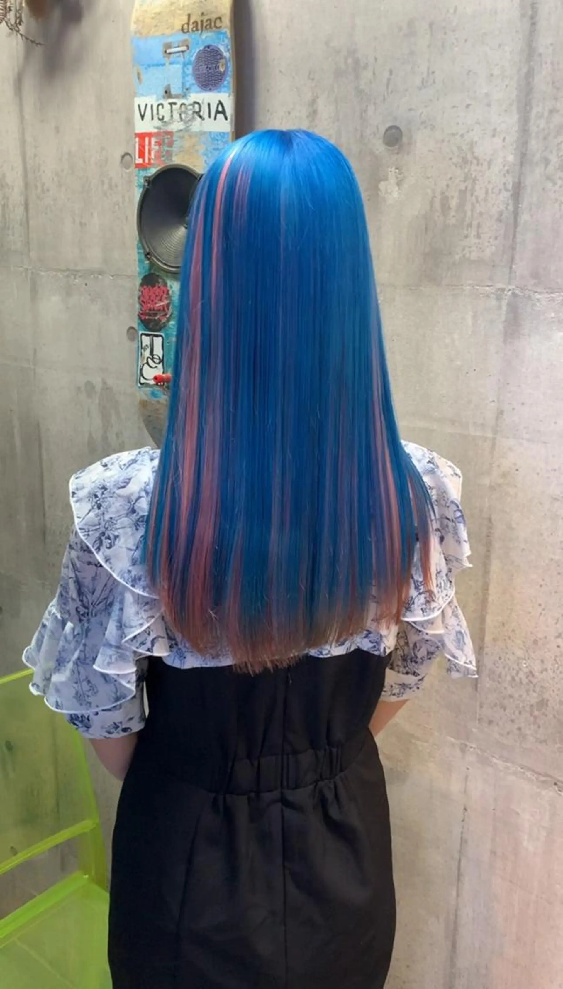 ミディアム カラー ウルフカットデザイン カラー特化アールイーのヘアスタイル