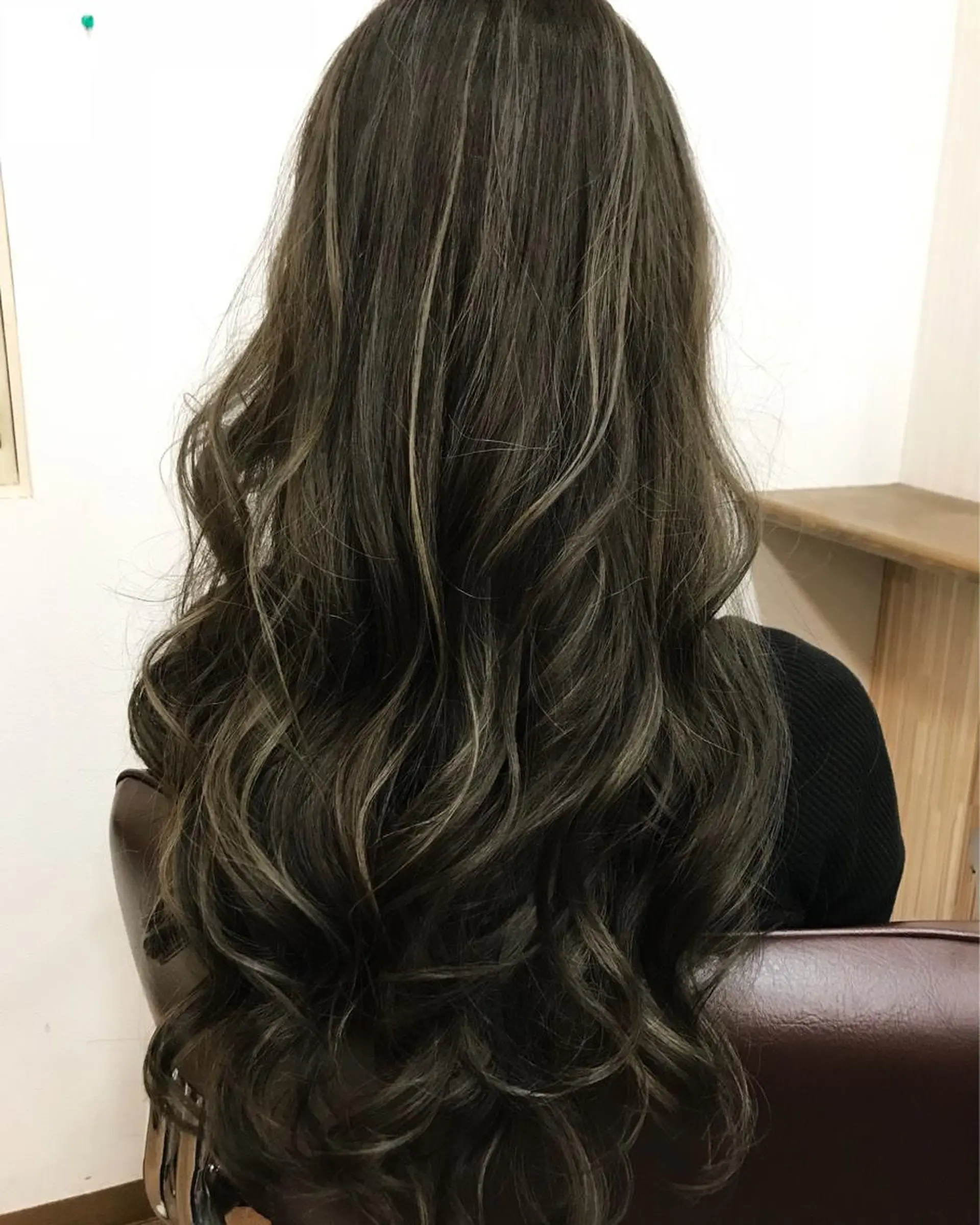 ロング カラー アッシュ ハイライトカラー ハイライト カット ヘアカラー トリートメント アンダーバーホワイト_WHITE所属・_WHITE芝本 賢吾【天王寺店】のヘアスタイル