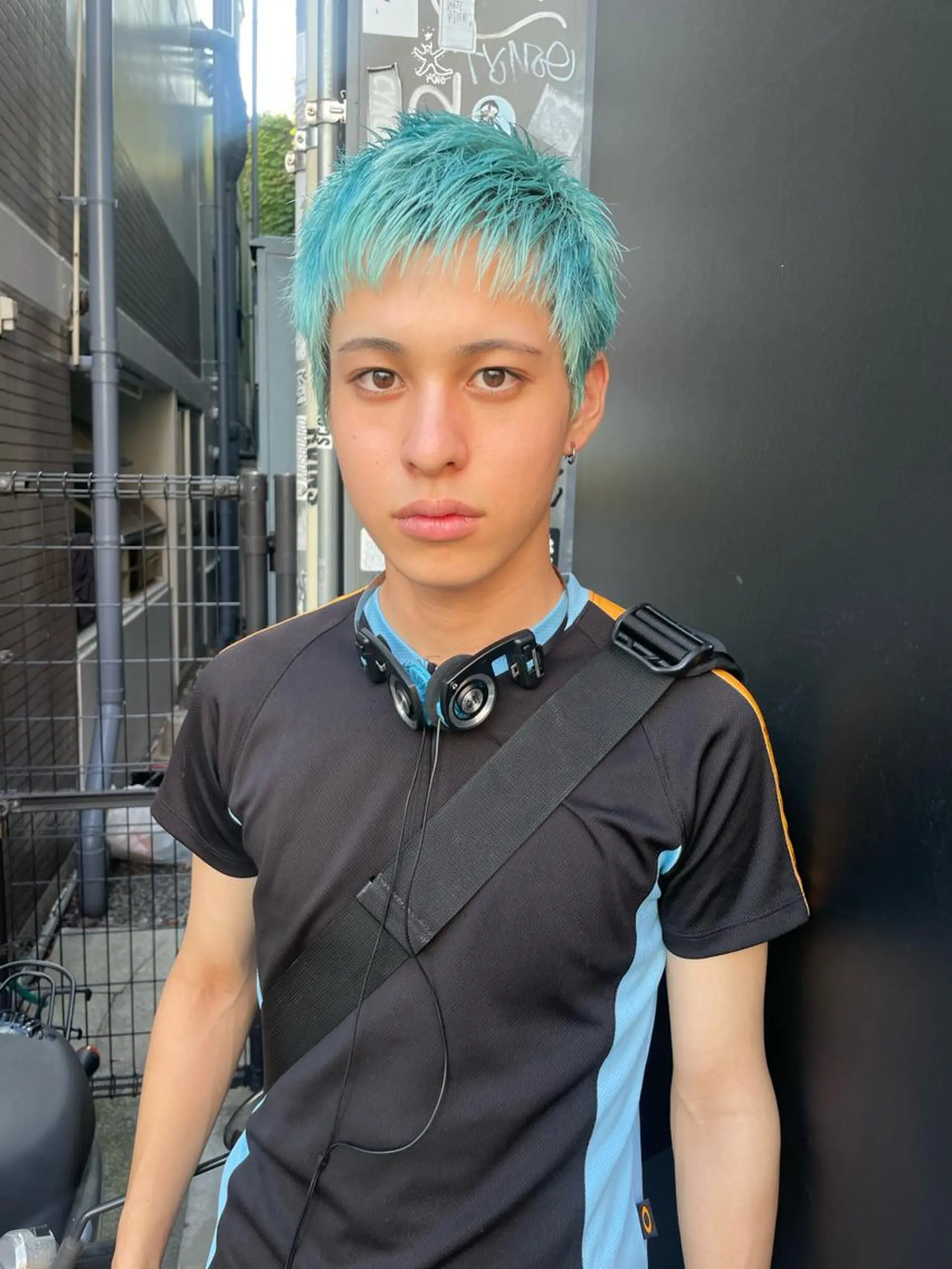 ショート カラー メンズ メンズバレイヤージュ メンズブリーチ センターパート フェードカット メンズハイライト カット ヘアカラー トリートメント スパイラルパーマ 🌐hina⭐️のヘアスタイル