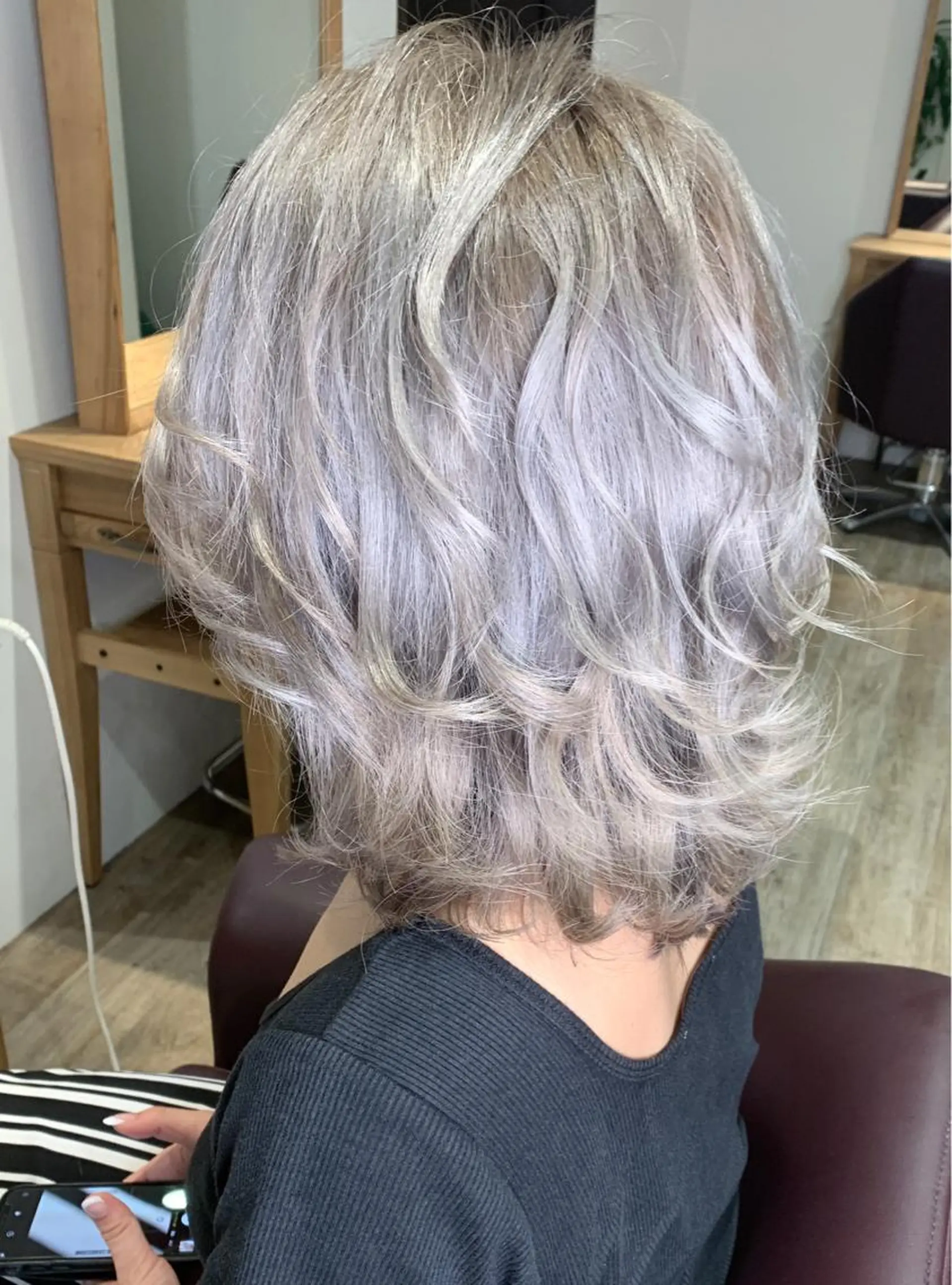 ミディアム カラー ブリーチ シルバー ホワイトシルバー ヘアカラー トリートメント レイヤー/ウルフ ハイトーンhiroのヘアスタイル