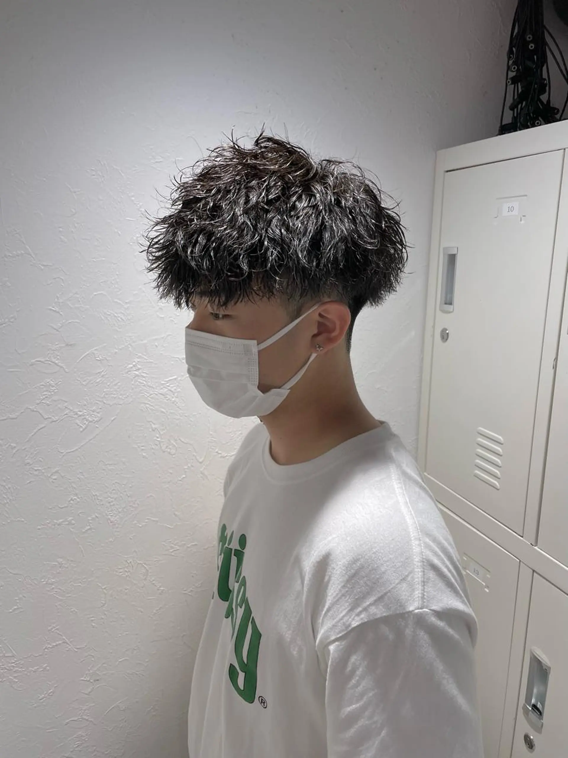 ショート カラー パーマ ヘアアレンジ メンズ アイブロウ センターパート メンズハイトーン マッシュウルフ マッシュ メンズパーマ カット パーマ トリートメント ヘッドスパ ヘアセット スパイキー/フェザー /波巻き/かいとのヘアスタイル