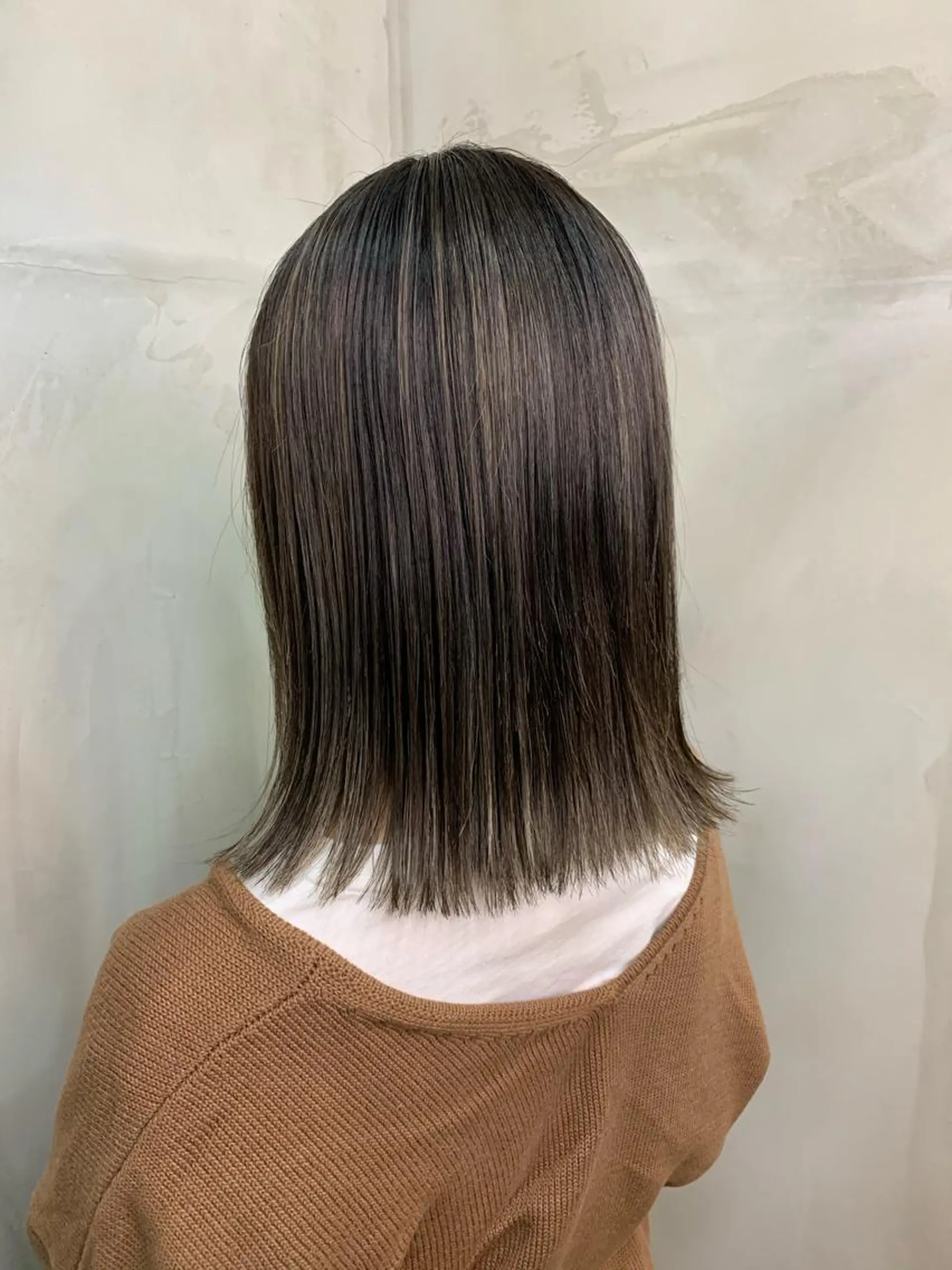 ミディアム カラー アッシュ バレイヤージュ ベージュカラー ブロンド ブルーカラー カット レイヤーカット/ 艶カラー/RYOMAのヘアスタイル